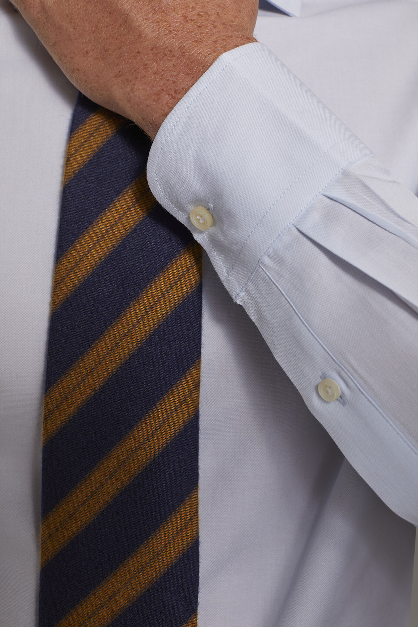 Camicia classica collo francese slim fit tessuto armaturato image number 2
