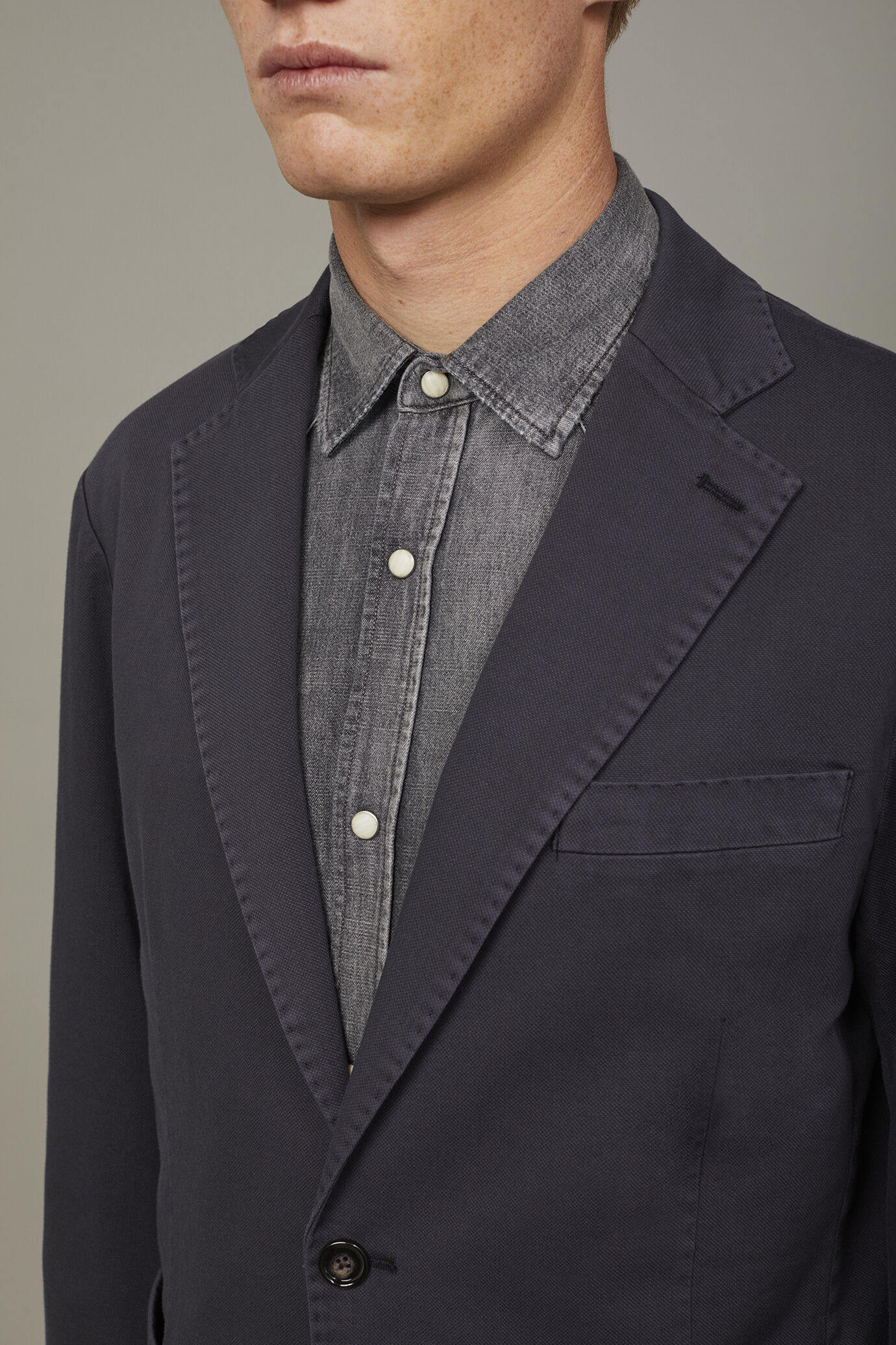 Men’s unlined single-breasted blazer and patch pockets in solid color regular fit image number 3