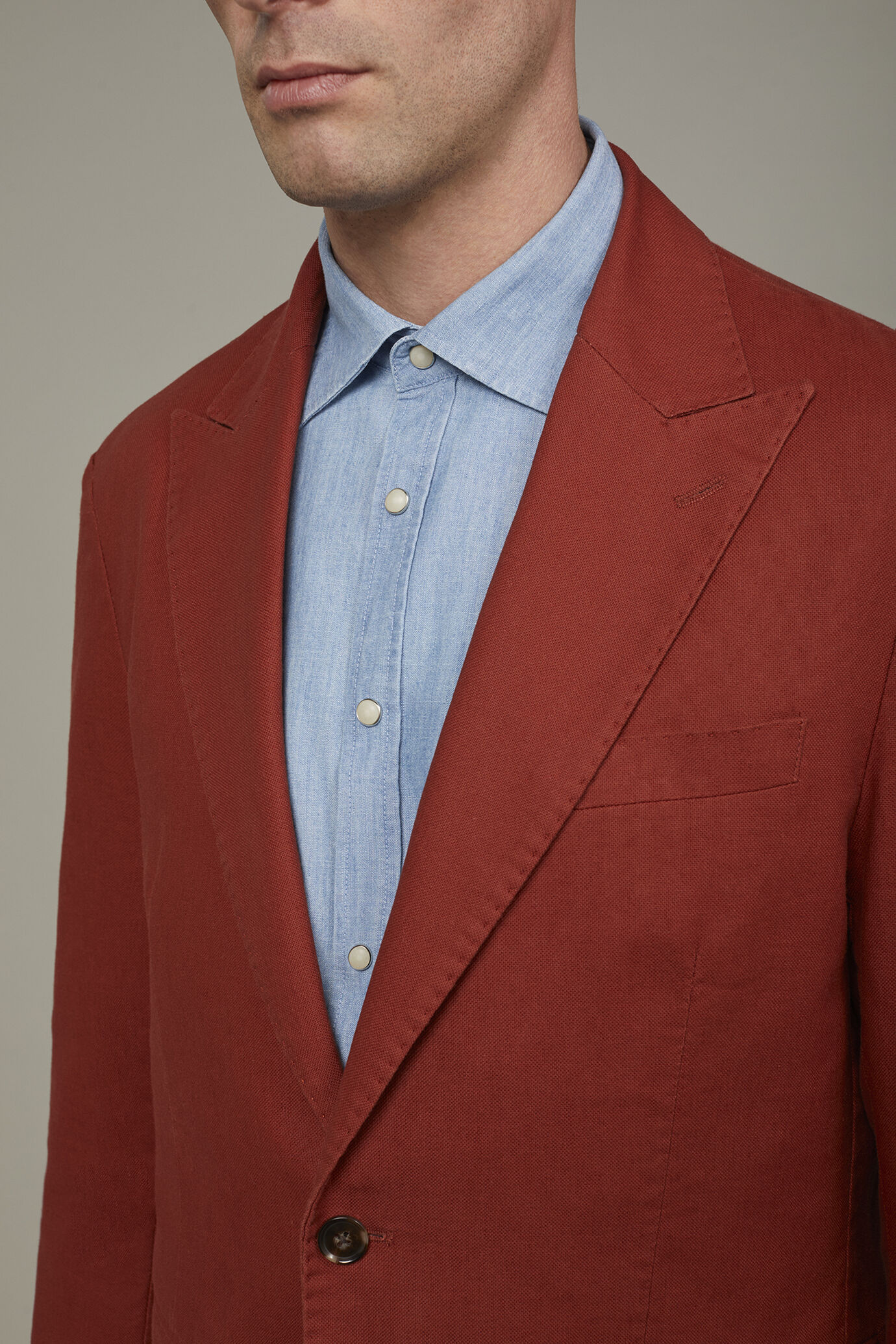 Men's single-breasted unlined linen and cotton blazer with regular fit lapels image number 3