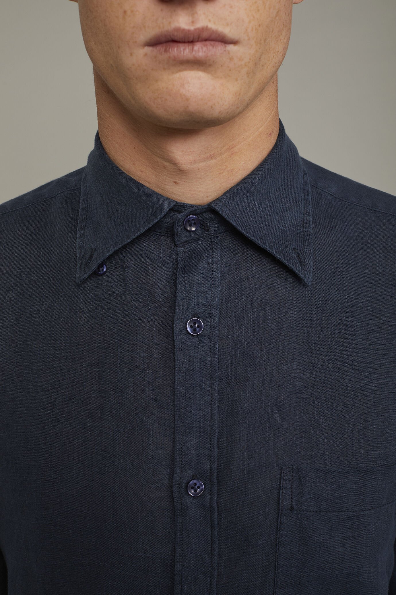Men’s casual shirt button down collar 100% linen comfort fit image number 3