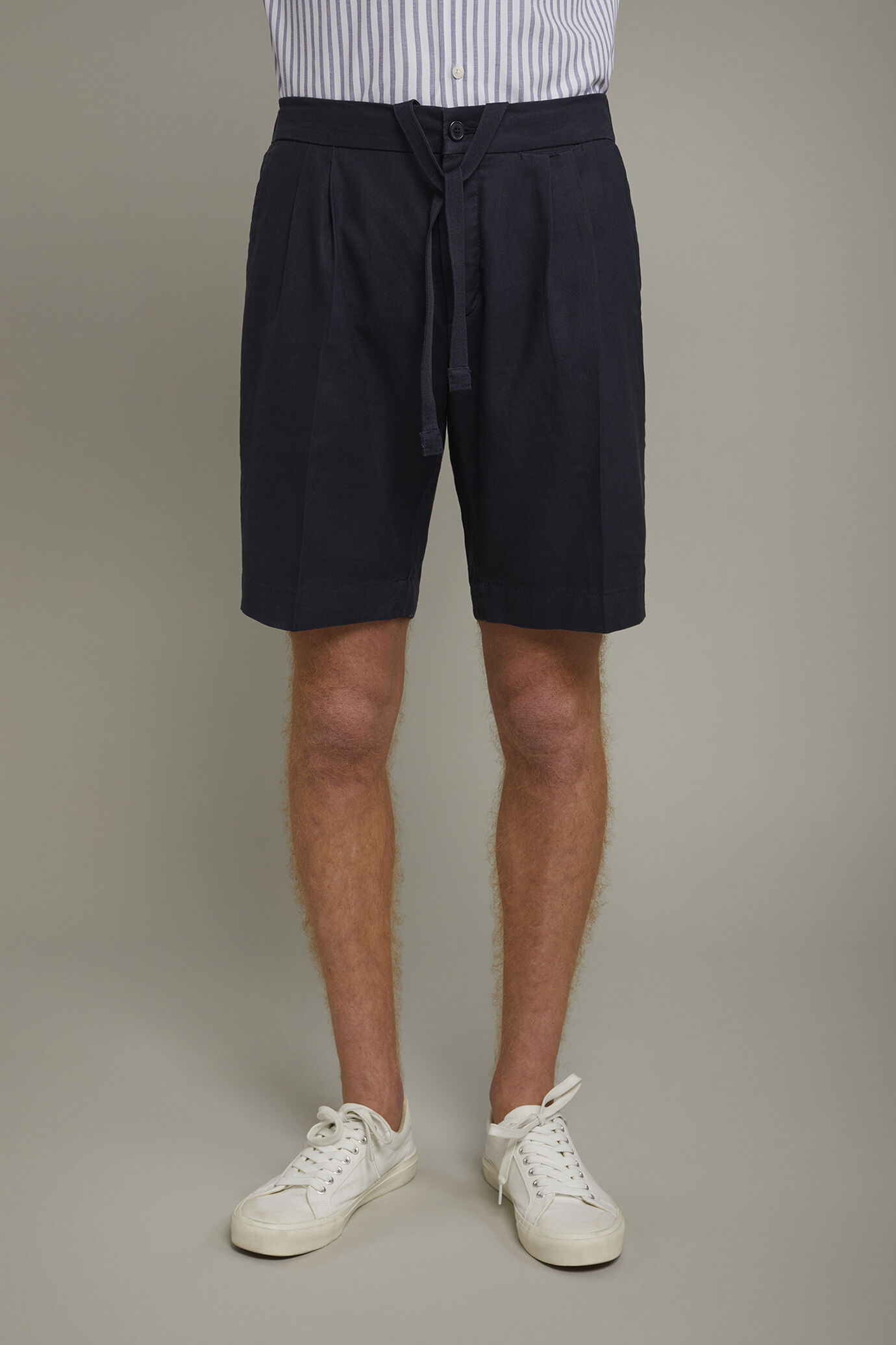 Men's Bermuda shorts with double pinces and laces on waist in linen-blend canvas fabric image number 3