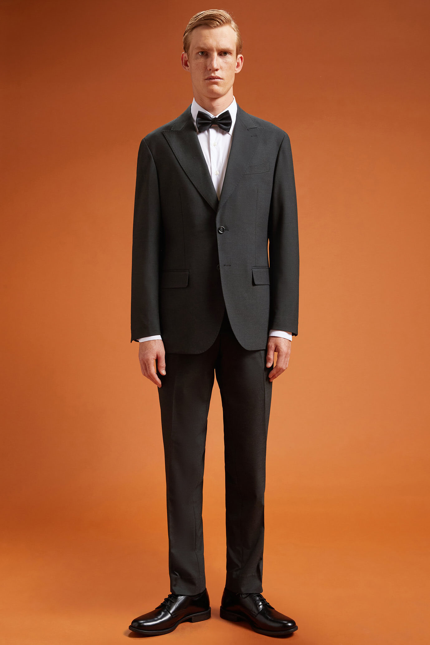Costume homme à simple boutonnage en tissu uni, coupe classique image number 0