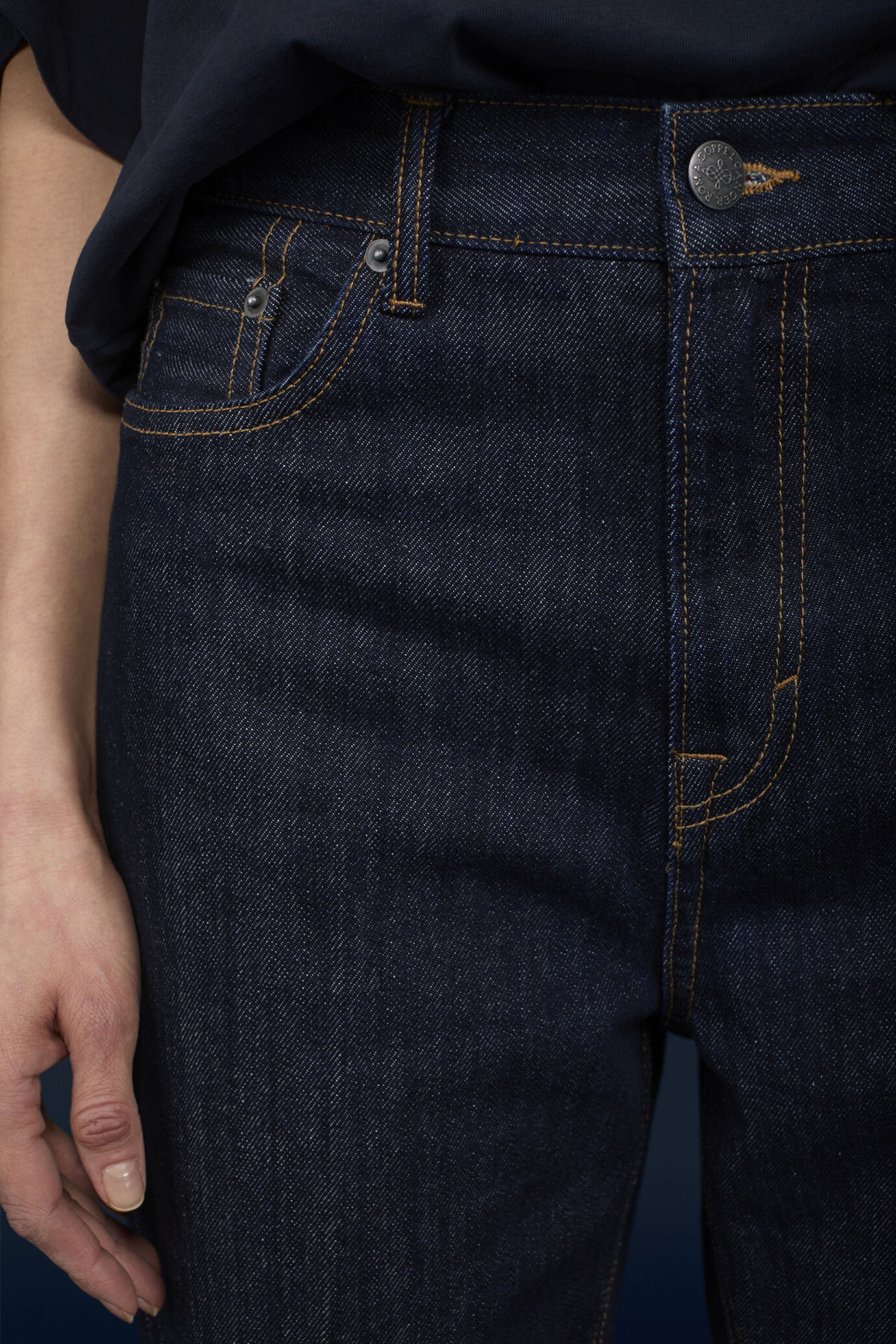 Women's 5-pocket cigarette-fit jeans with red reinforced stitching at the centre of the back yoke image number 2