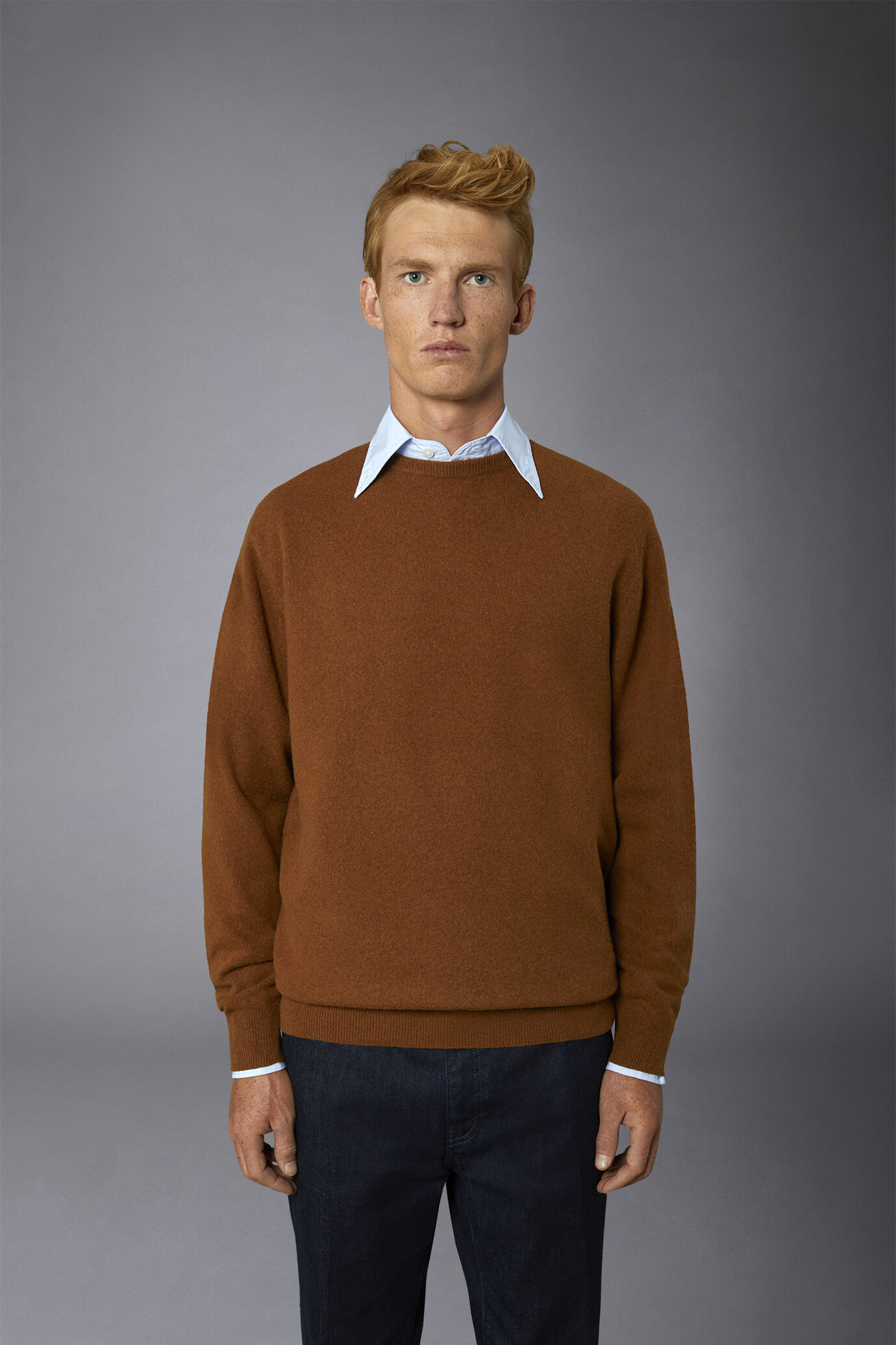 Pull &agrave; col ras du cou en laine d'agneau regular fit image number 2