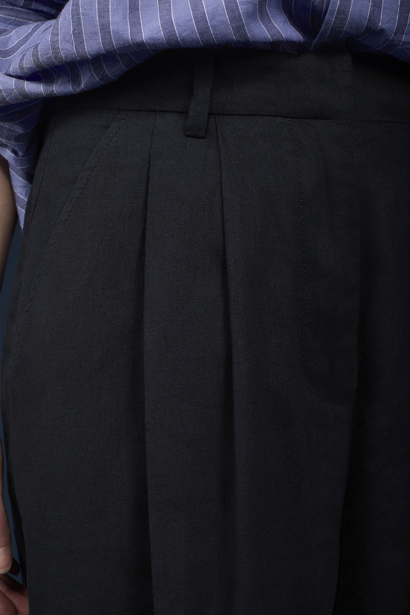 Women's wide trousers in linen and cotton with pleats image number 3