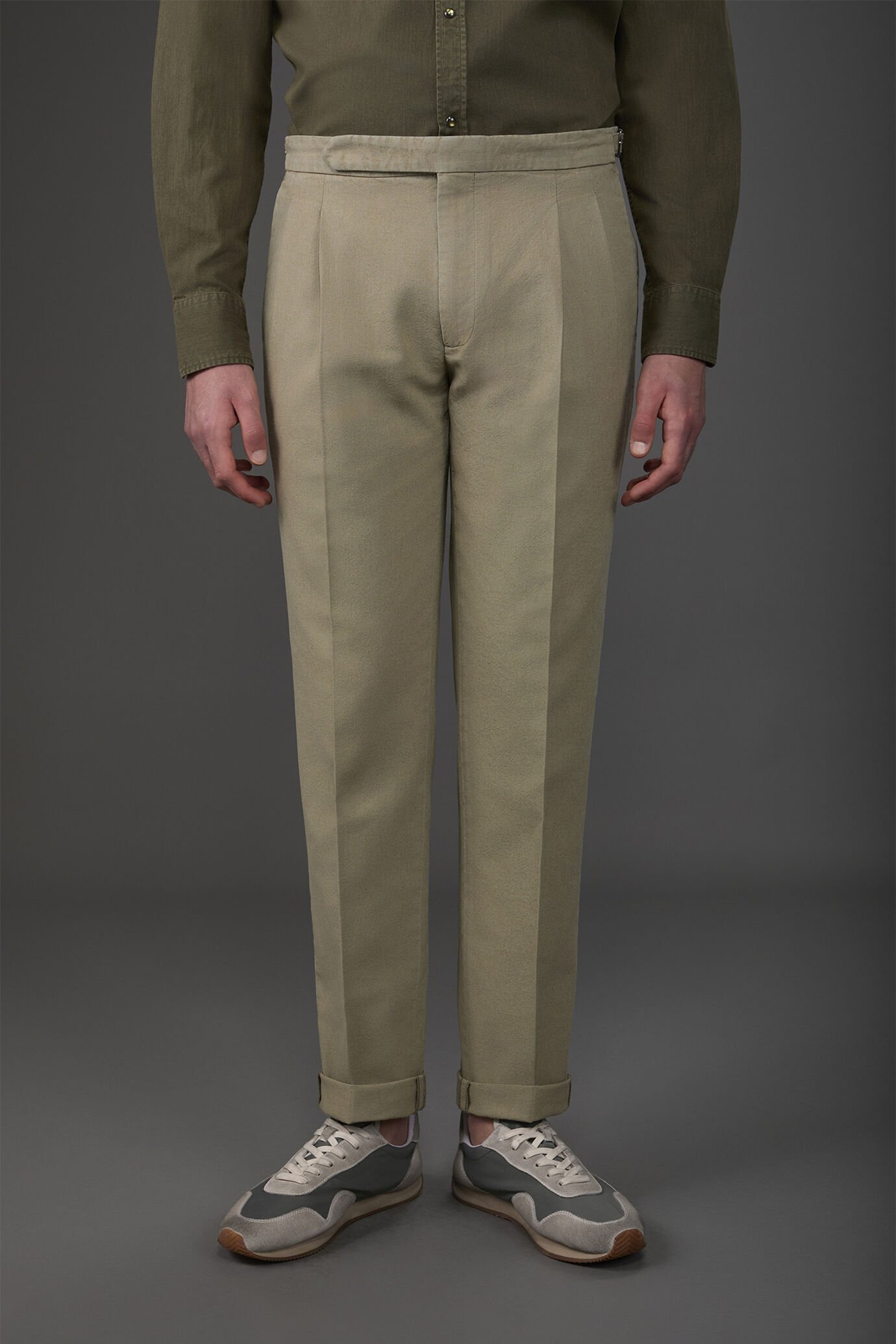 Herrenhose mit Doppelfalten und seitlichen Schnallen aus einem Baumwoll-Leinen-Gemisch