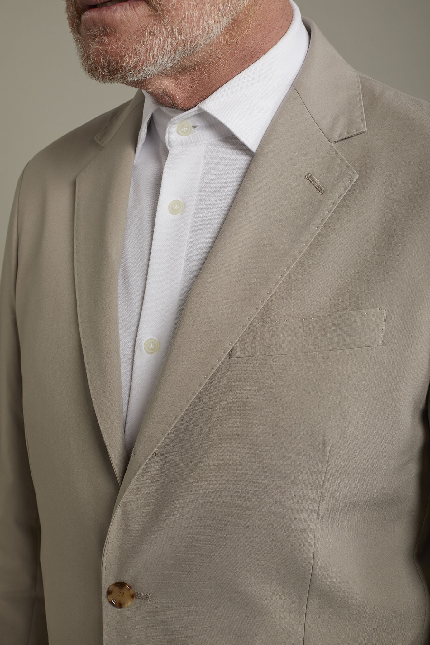 Costume homme à simple boutonnage couleur unie coupe régulière image number 3