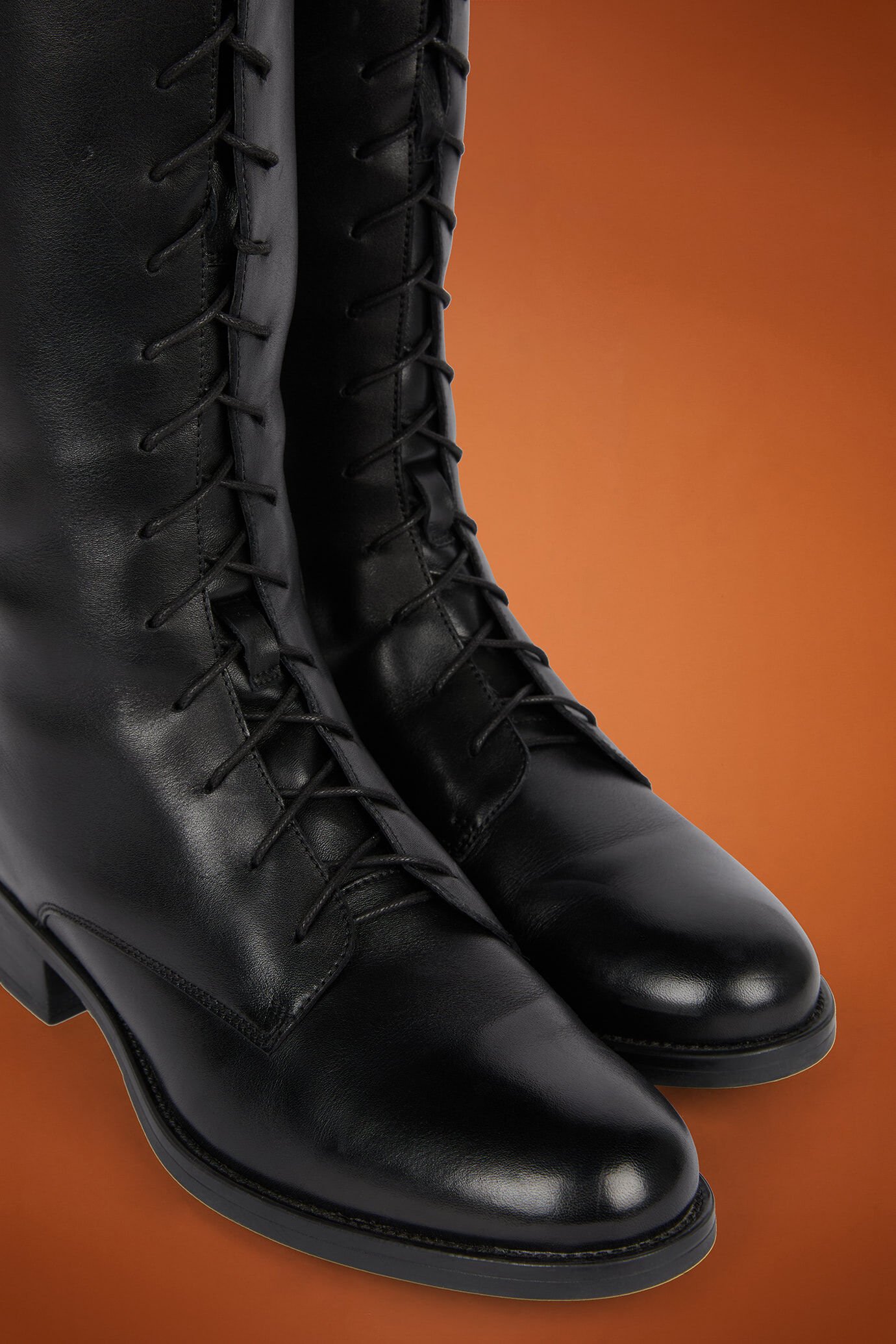 Hohe Damenstiefel aus 100 % Echtleder mit seitlichem Reißverschluss und Schnürsenkeln vorne sowie Gummisohle image number 3