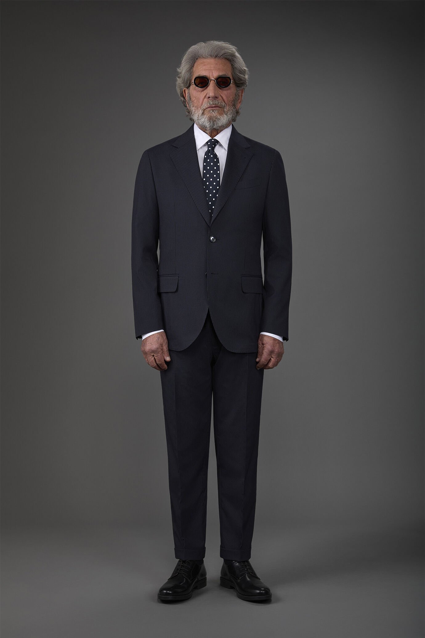Abito uomo monopetto con pantalone senza pinces tessuto dal disegno gessato