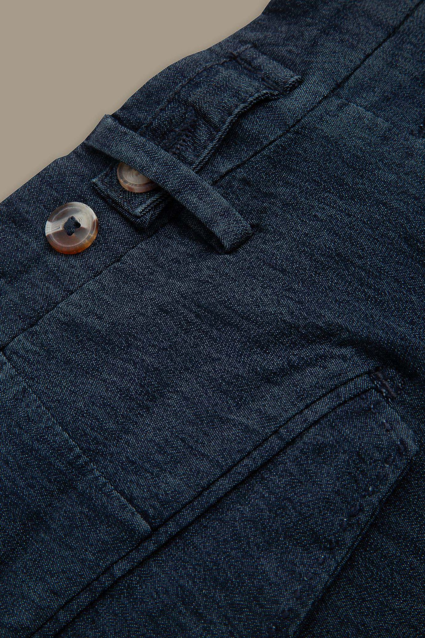 Pantalone uomo chino chambray in denim con doppia pinces e risvolto image number 1