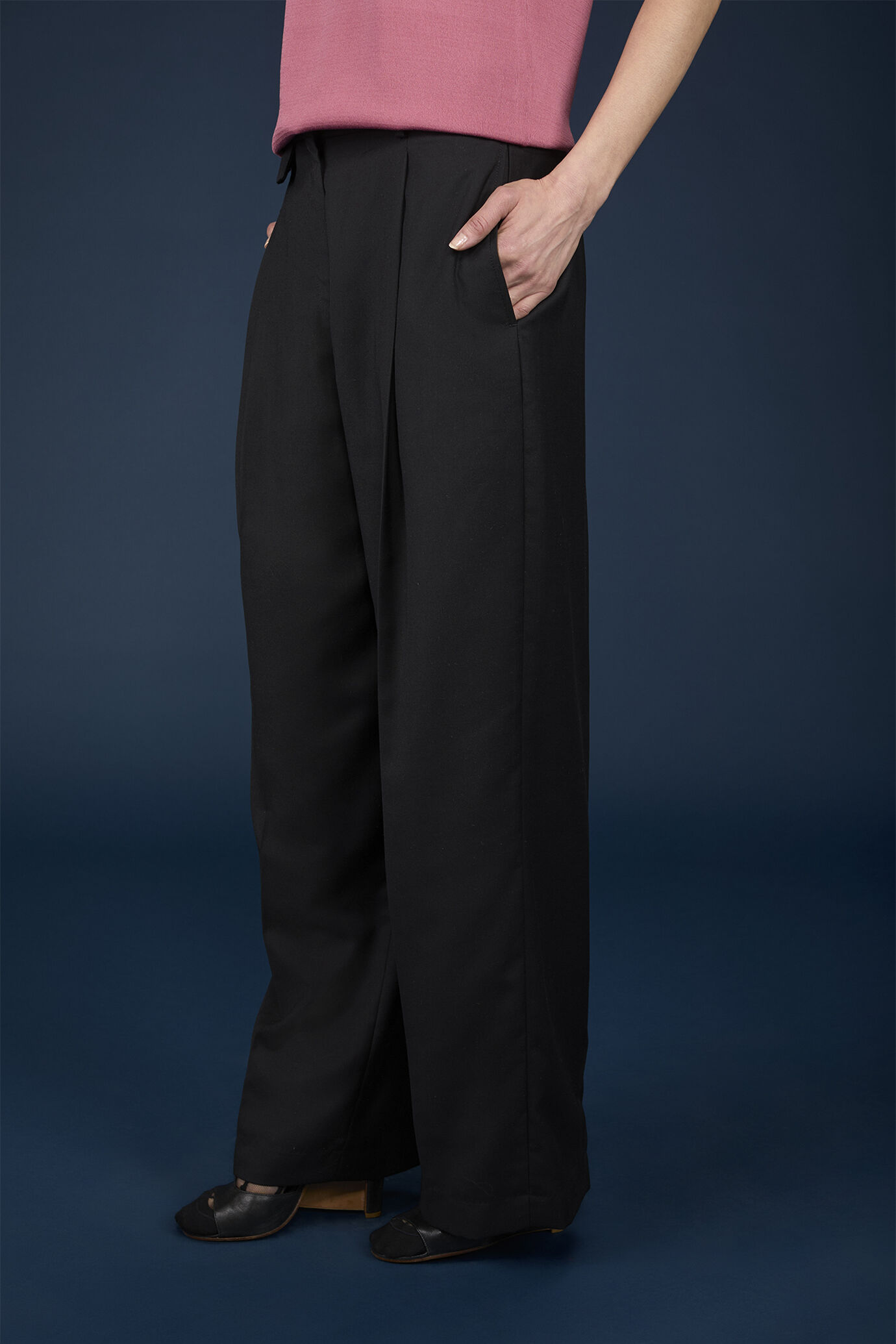 Pantalone classico donna con gamba larga regular fit image number 2