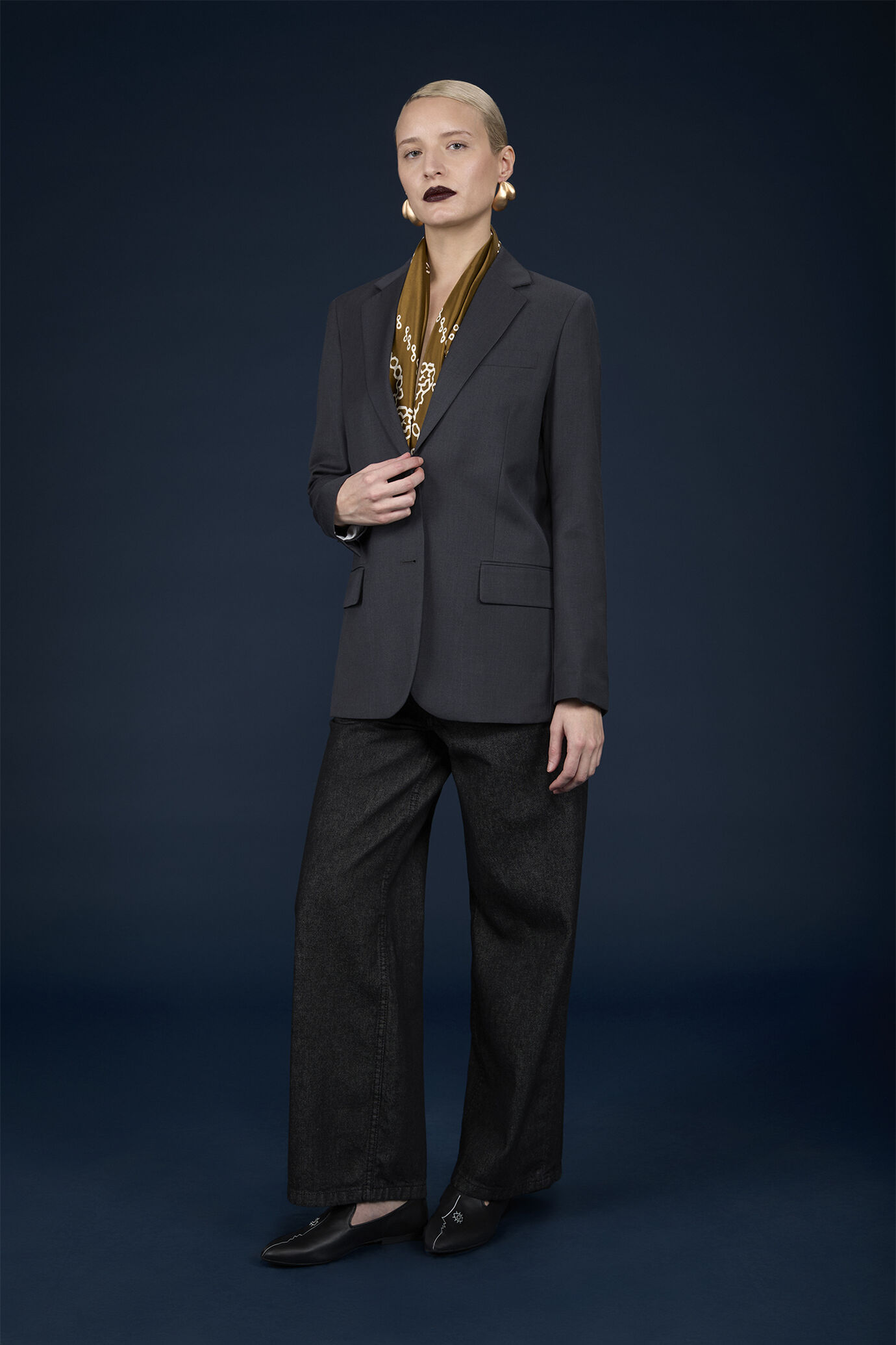 Women's regular fit plain single-breasted jacket with two buttons image number 0