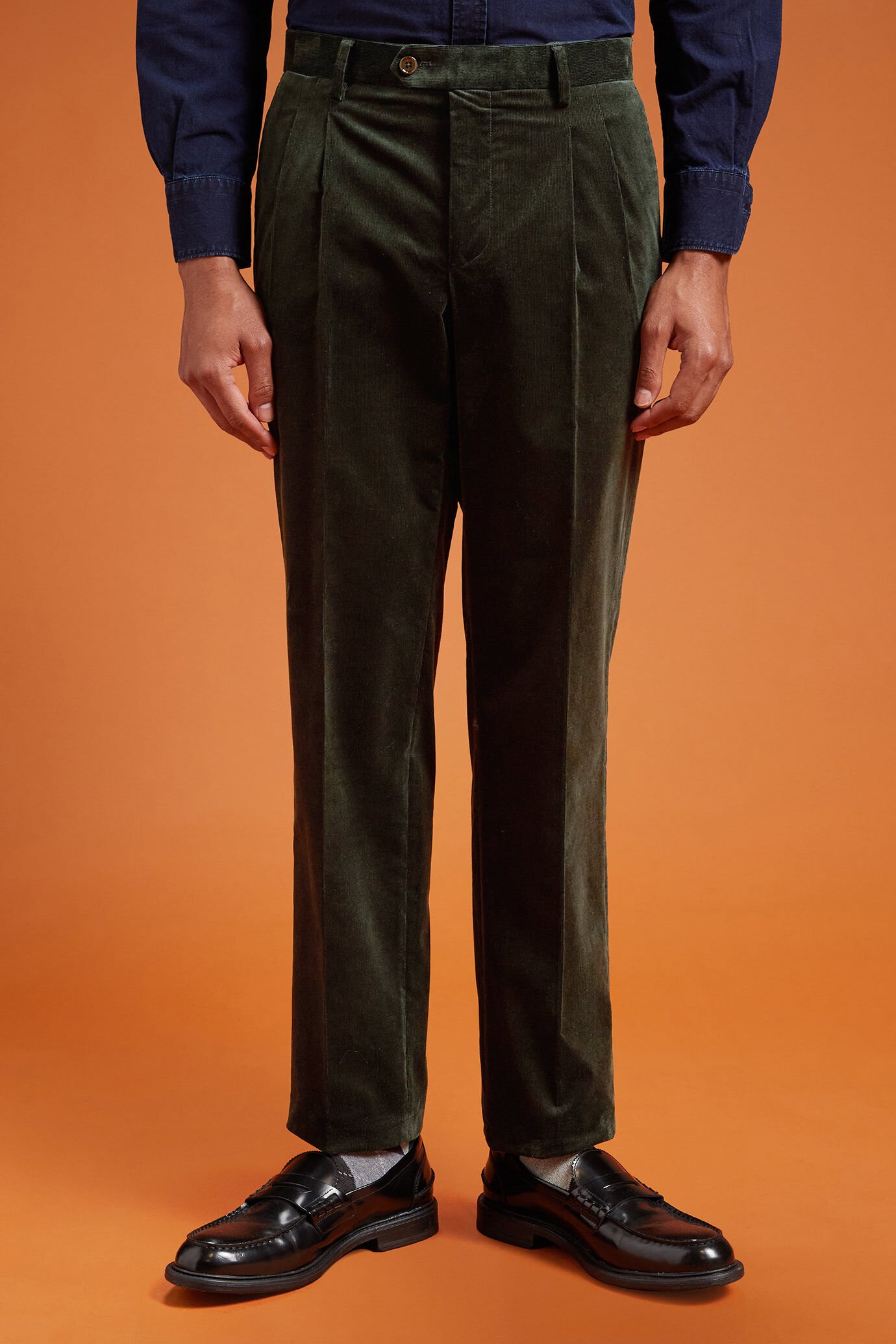 Klassische Herrenhose mit doppelten Bundfalten aus Cordsamt in normaler Passform image number 1