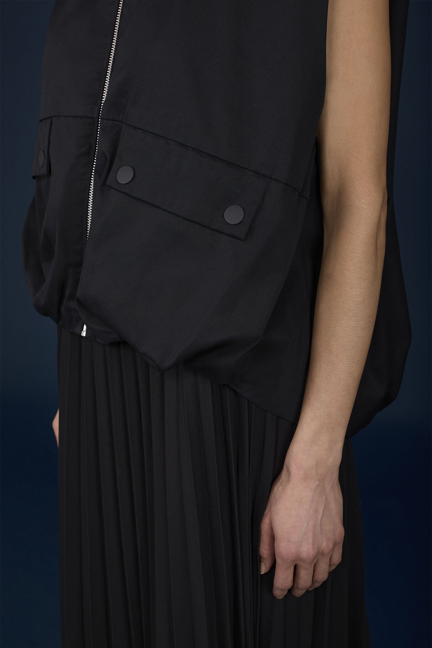 Women's vest with an egg-shaped line and an oversized fit image number 3