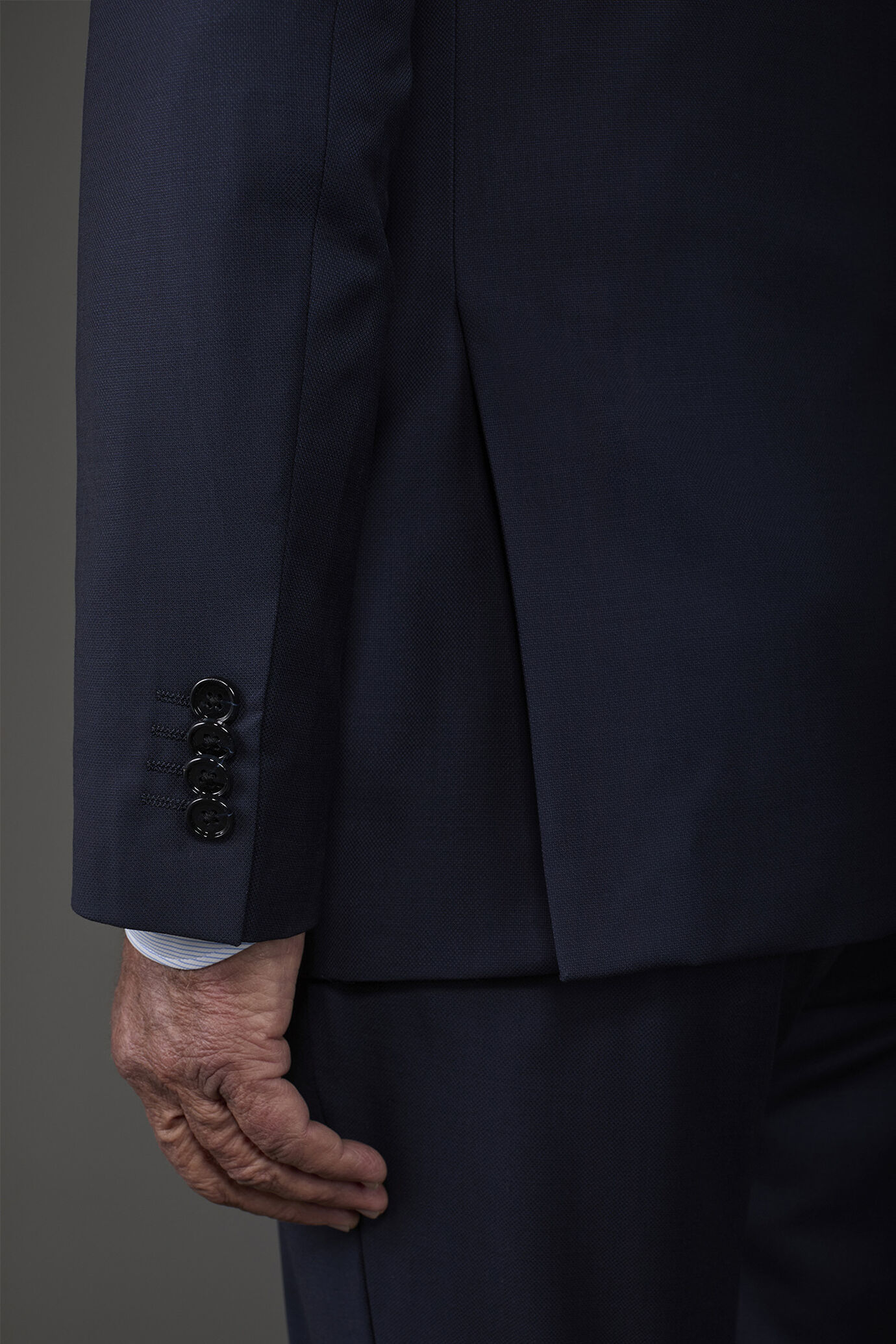 Einreihiger Herrenanzug mit klassischer Bügelfaltenhose aus 100% Wolle mit einem Hauch von Knüpfung image number 3
