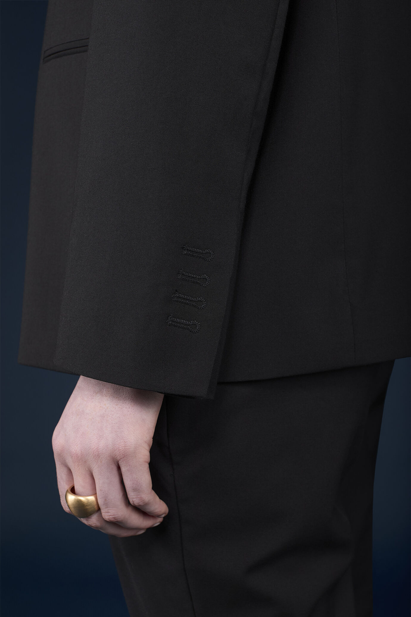 Veste habillée pour femme, modèle à simple boutonnage avec revers en pointe image number 3