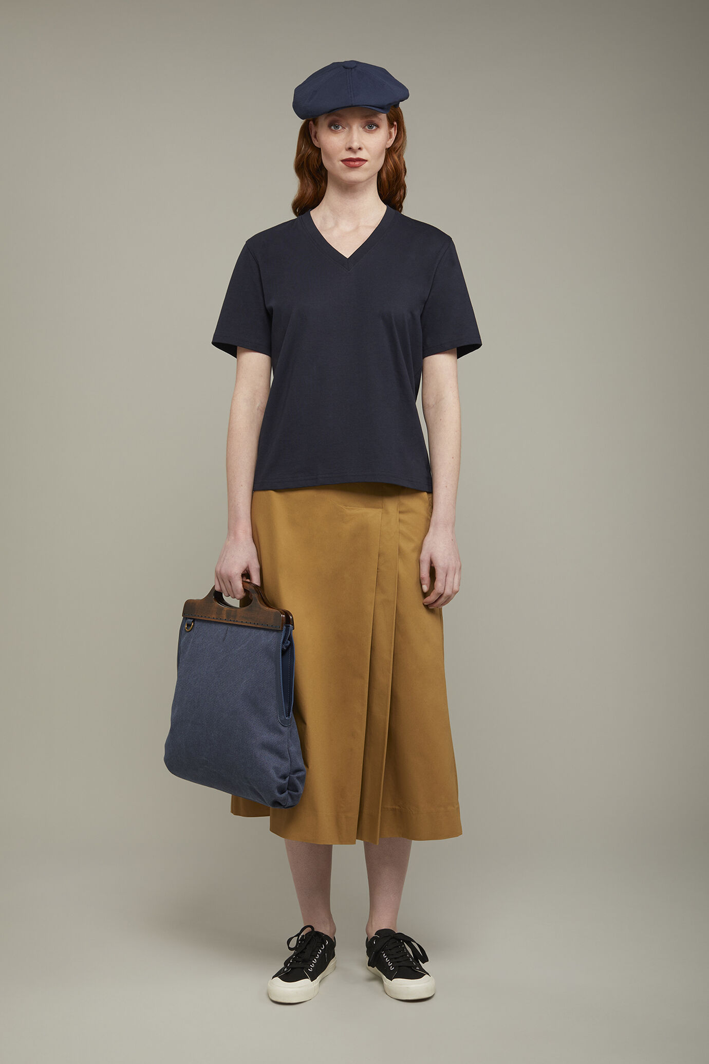 Damen-T-Shirt mit V-Ausschnitt aus 100 % Baumwolle in normaler Passform image number 0