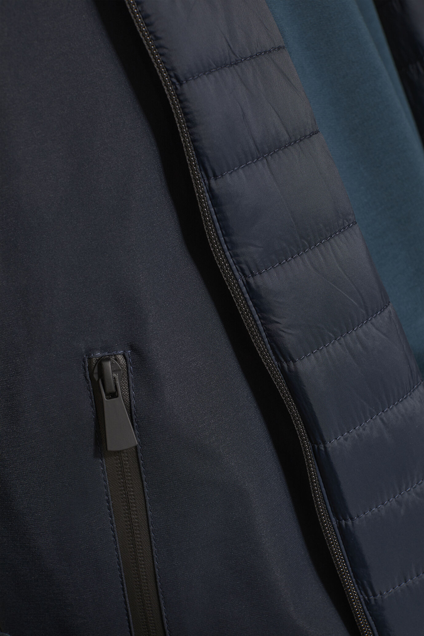 Smanicato reversibile con cappuccio antipioggia image number 3