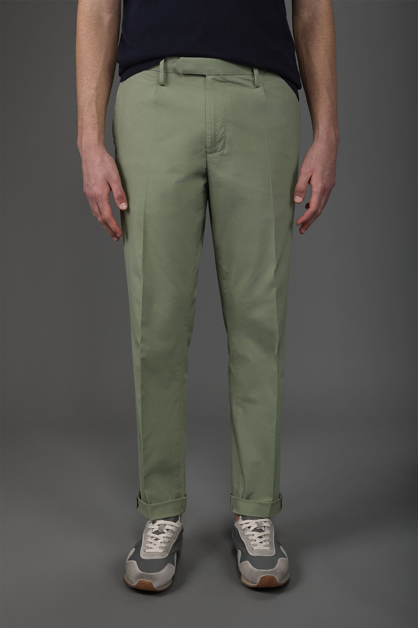 Pantalone uomo in cotone leggero con due piccole pinces e bottone nascosto image number 1