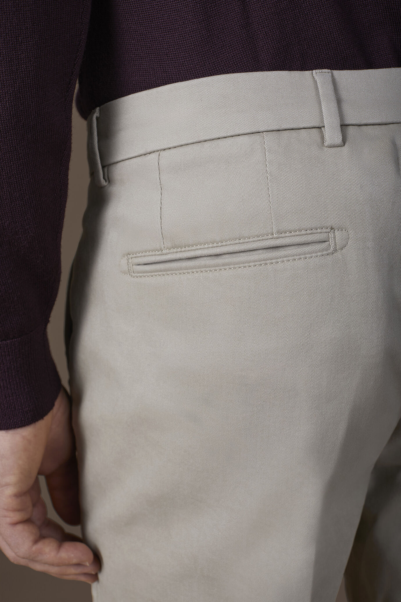 Pantalone uomo chino classico costruzione twill elasticizzato regular fit image number 3