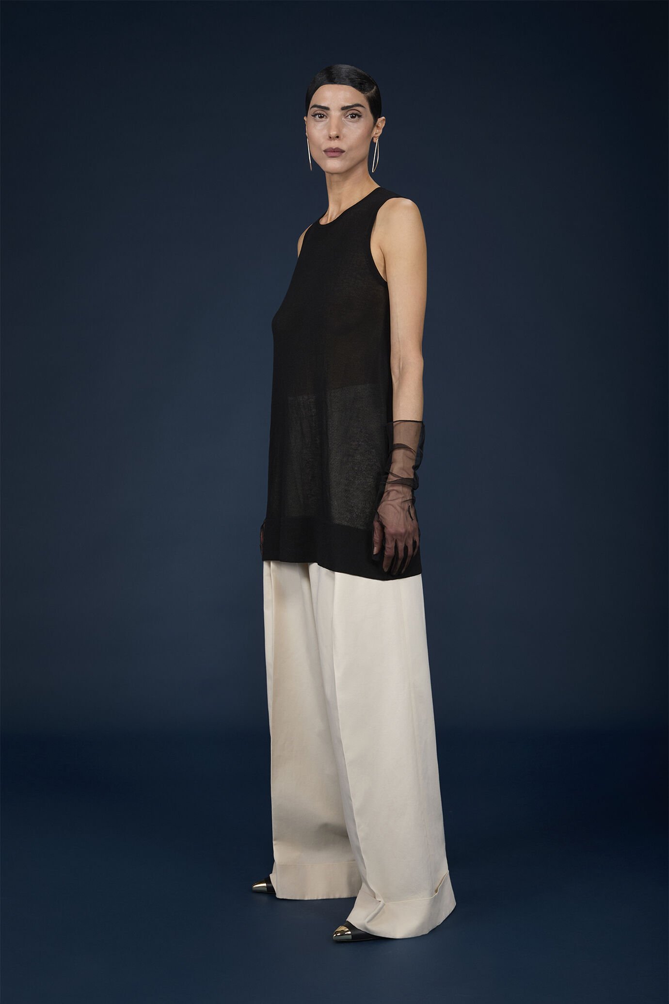 Blusa donna lunga senza maniche leggermente trasparente image number 2