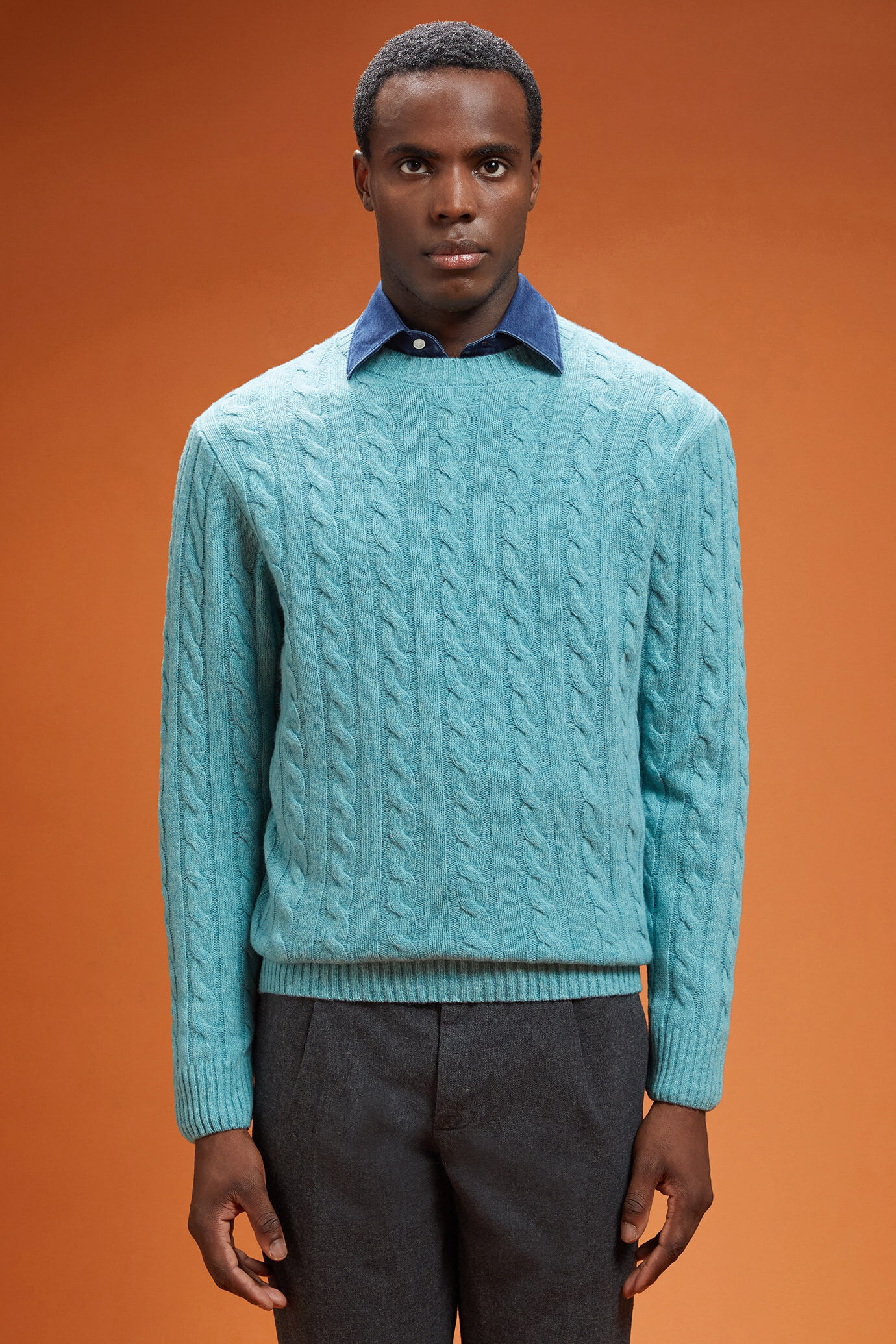 Herren-Rundhalspullover aus Lammwolle in normaler Passform image number 0