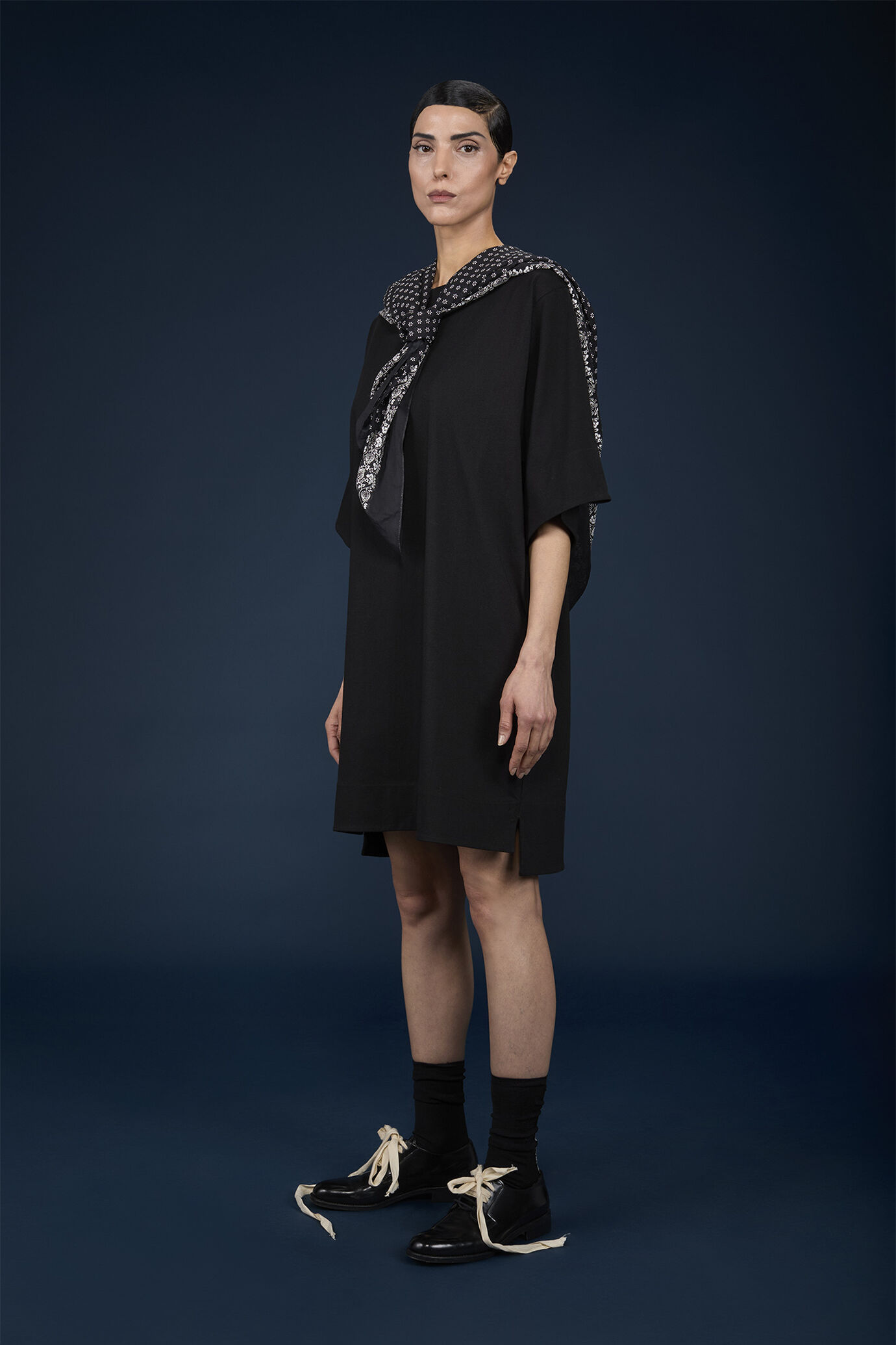 Short T-shirt dress with slits at the bottom and three-quarter sleeves