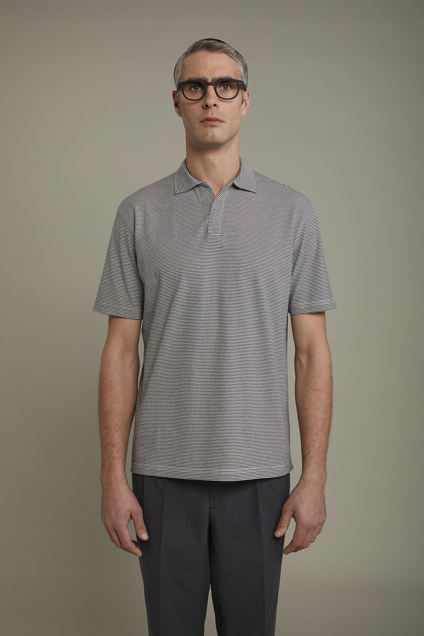 Kurzärmeliges Herren-Poloshirt mit knopflosem Derby-Kragen aus 100 % Baumwolle mit feinen Streifen in normaler Passform