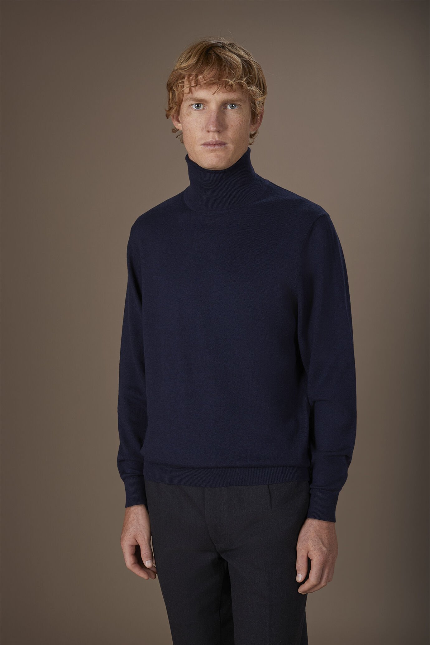 Herren-Pullover mit hohem Ausschnitt aus Baumwolle in normaler Passform Herren-Pullover mit hohem Ausschnitt aus Baumwolle in normaler Passform