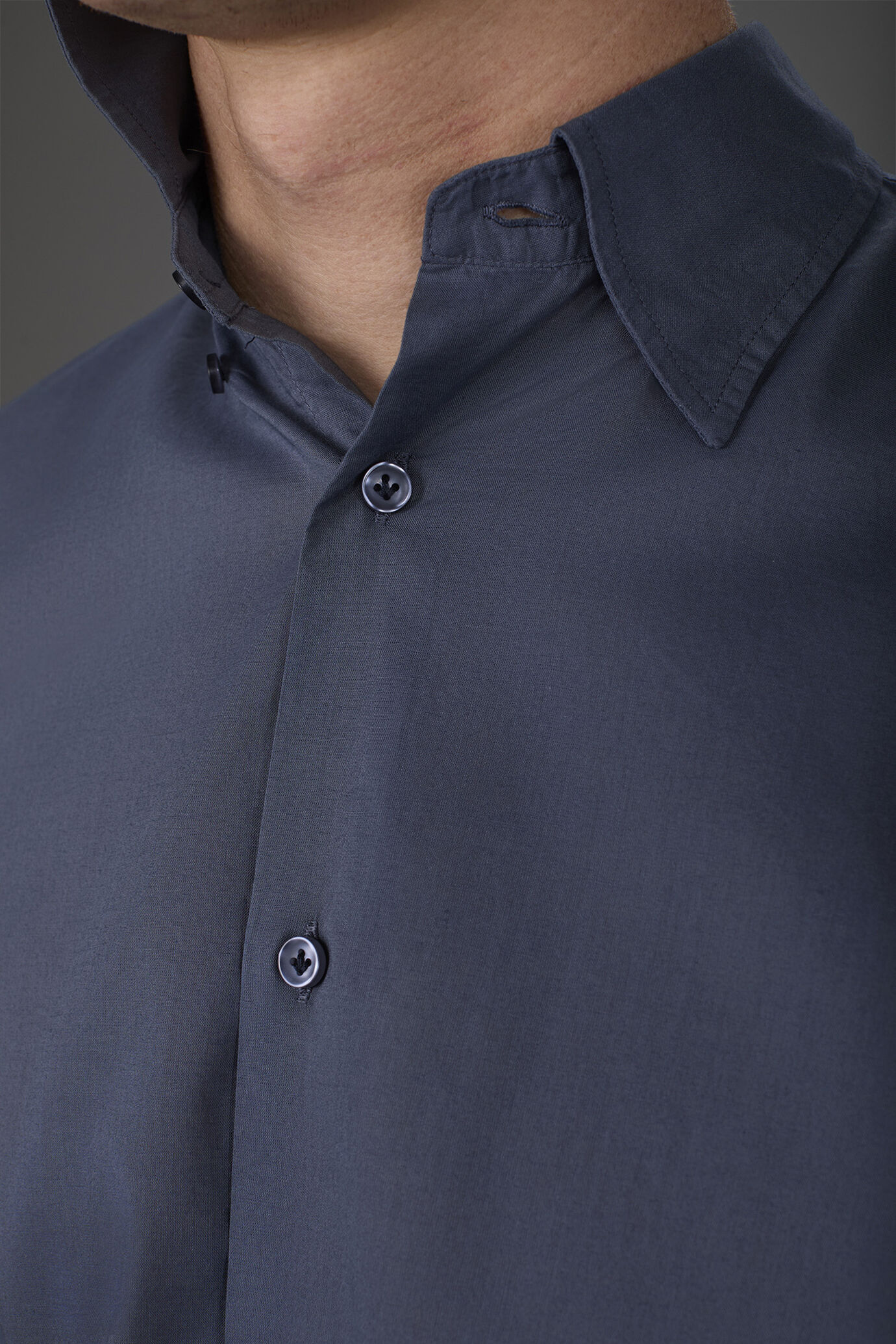 Men's casual shirt with a concealed button down collar in washed muslin fabric 100% cotton image number 3