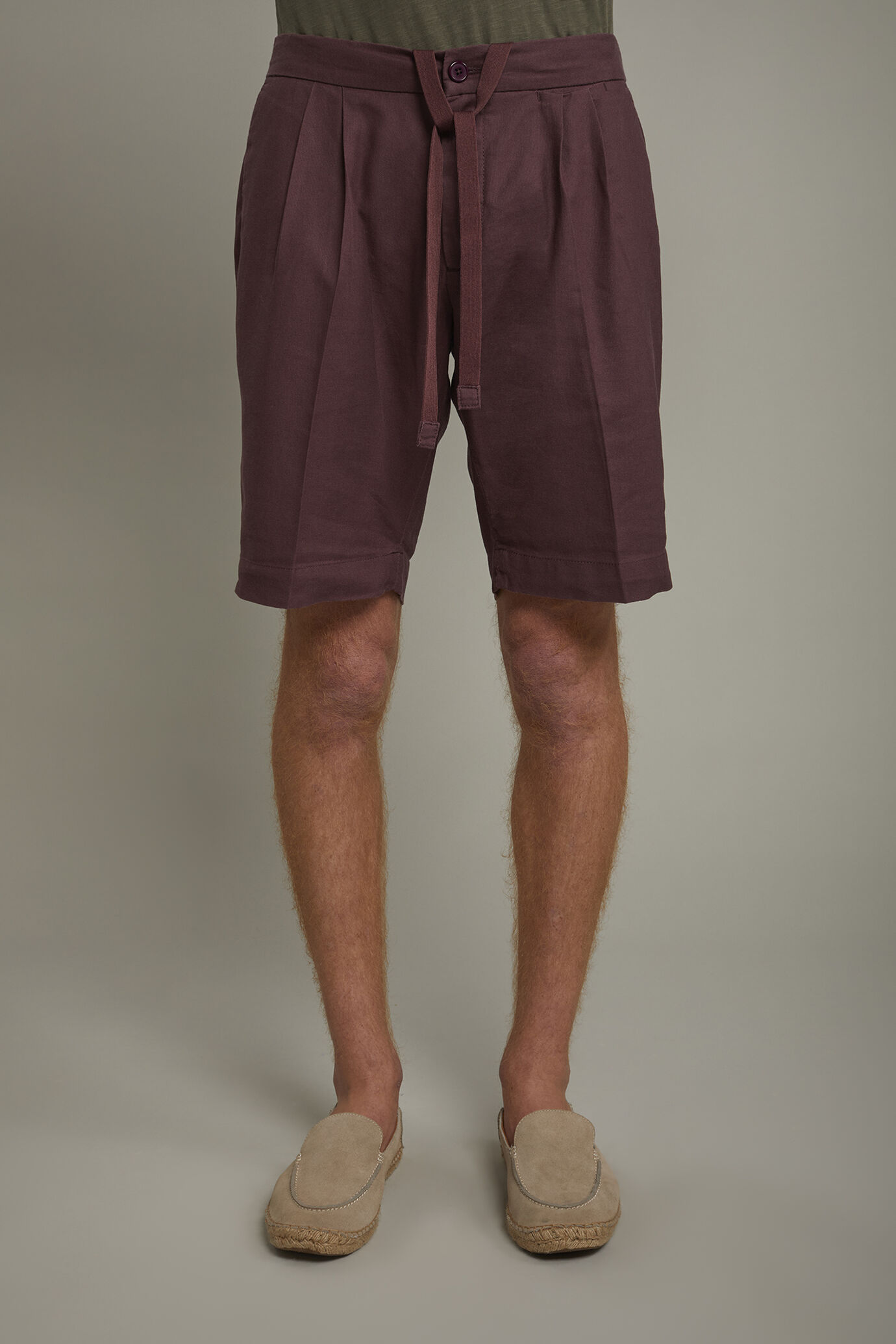 Bermuda homme à double pince et lanières à nouer à la taille, tissu en toile de lin mélangé image number 3