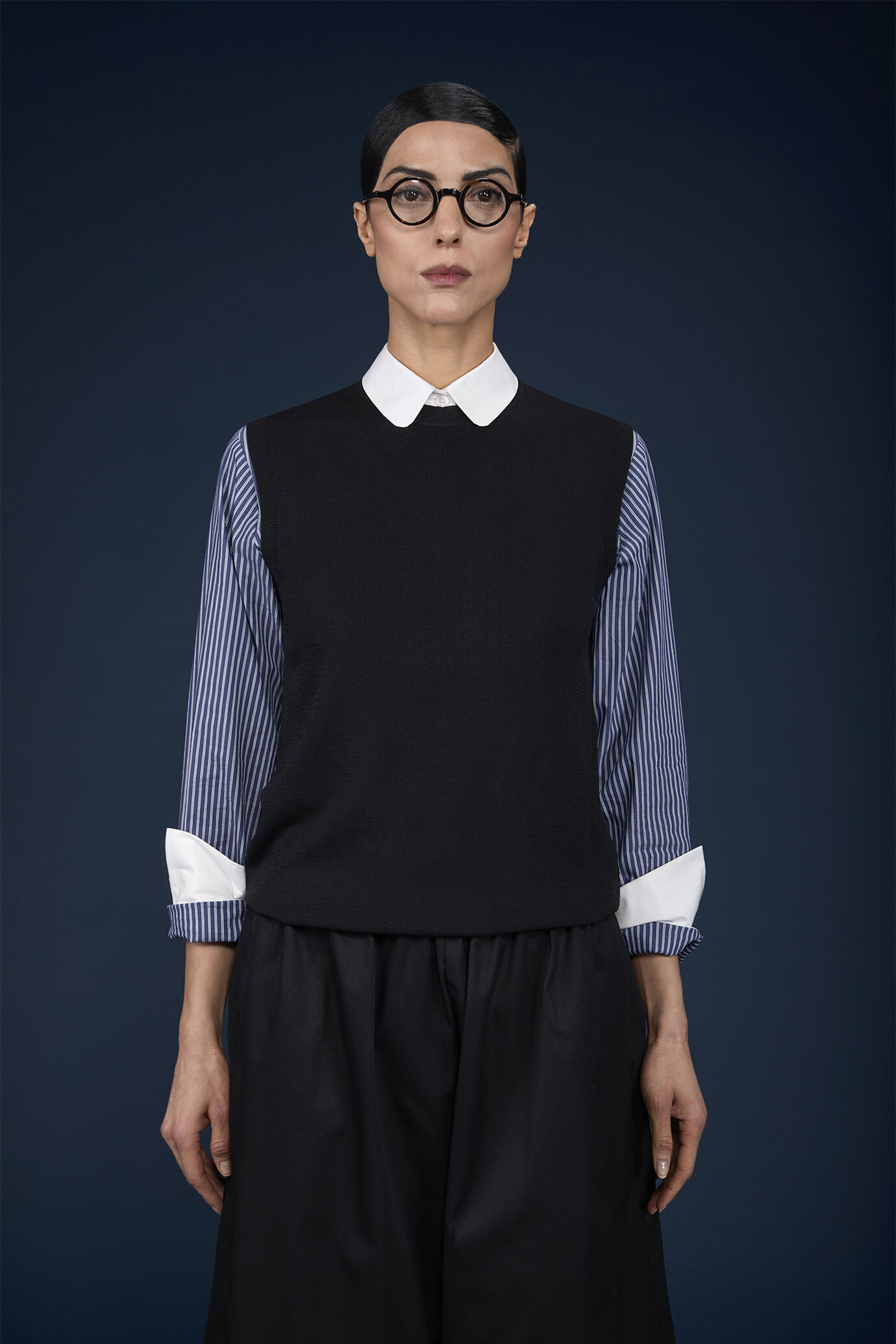 Women's knitted crew-neck waistcoat image number 1