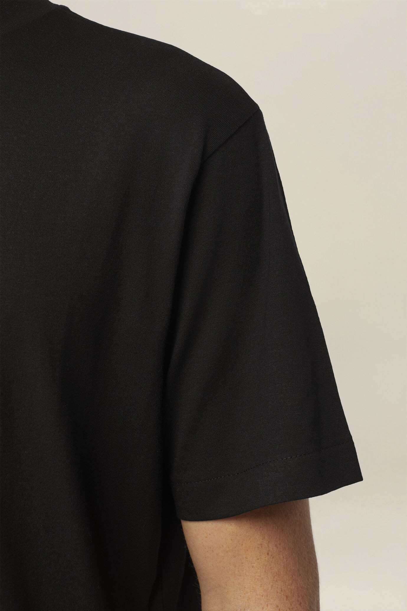 Men's T-shirt in 100% cotton jersey with slightly high neck image number 3