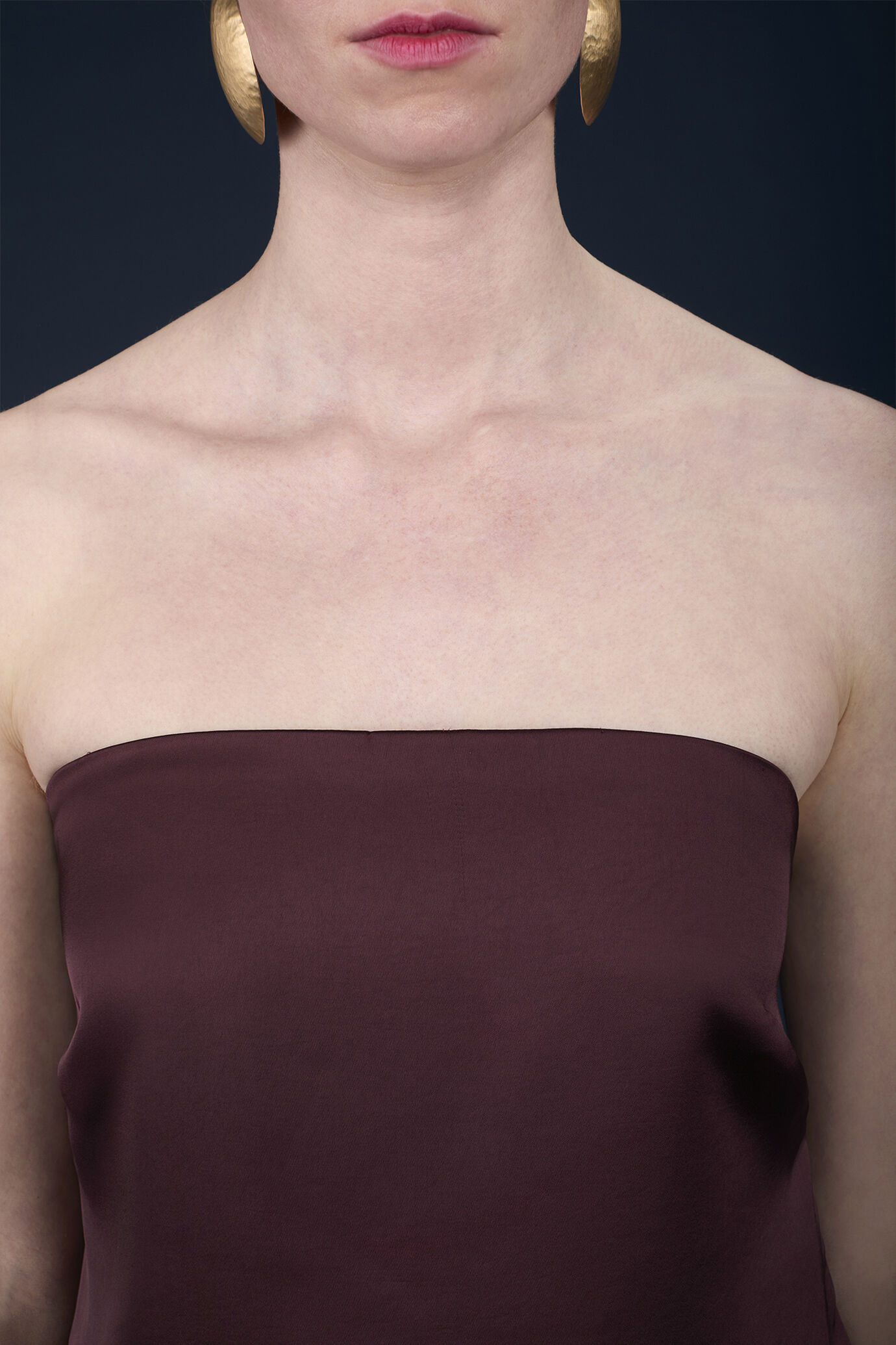 Top donna svasato senza spalline con elastico image number 3