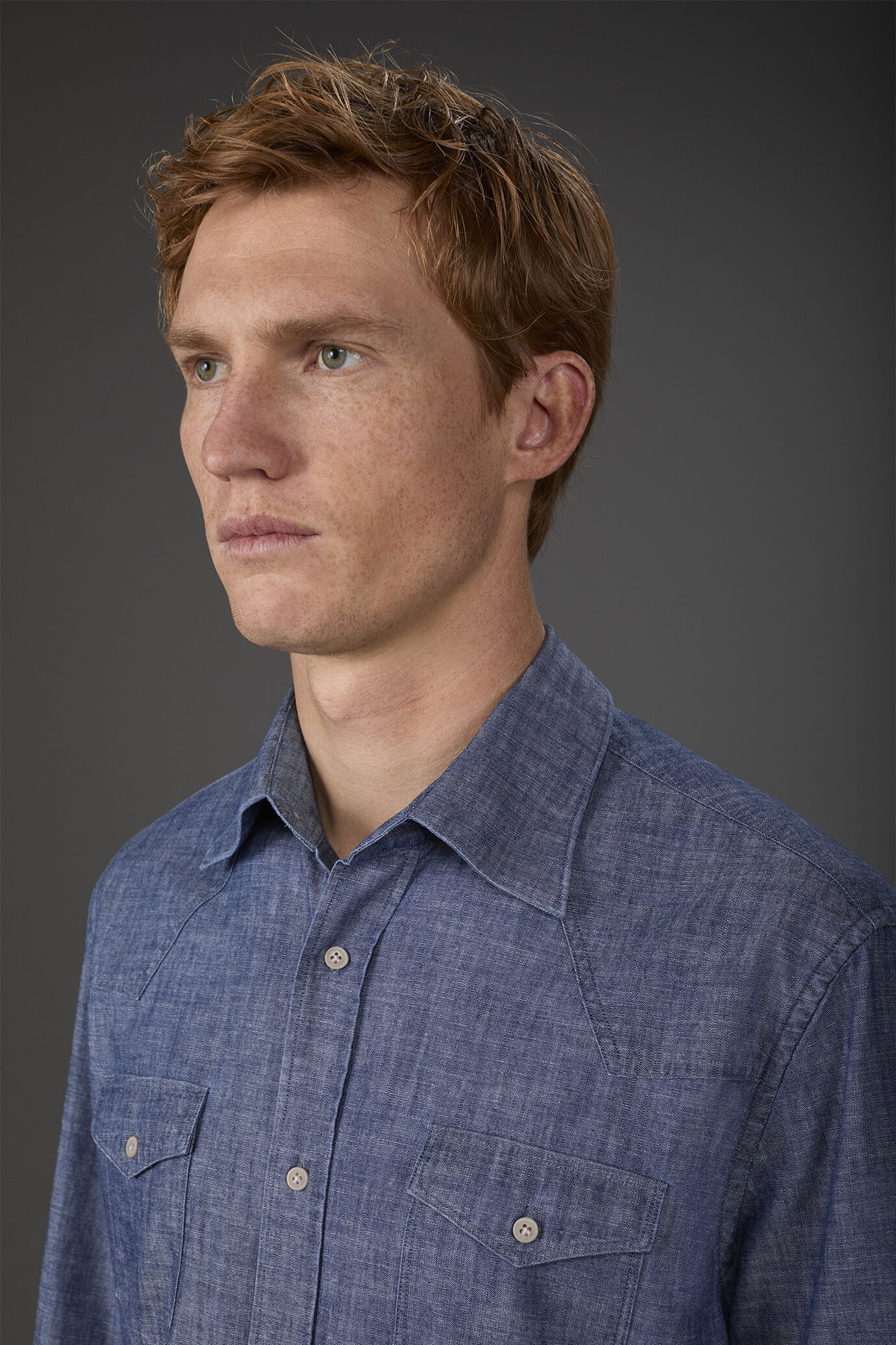 Camicia uomo casual collo classico con doppia tasca sul petto tessuto chambray
