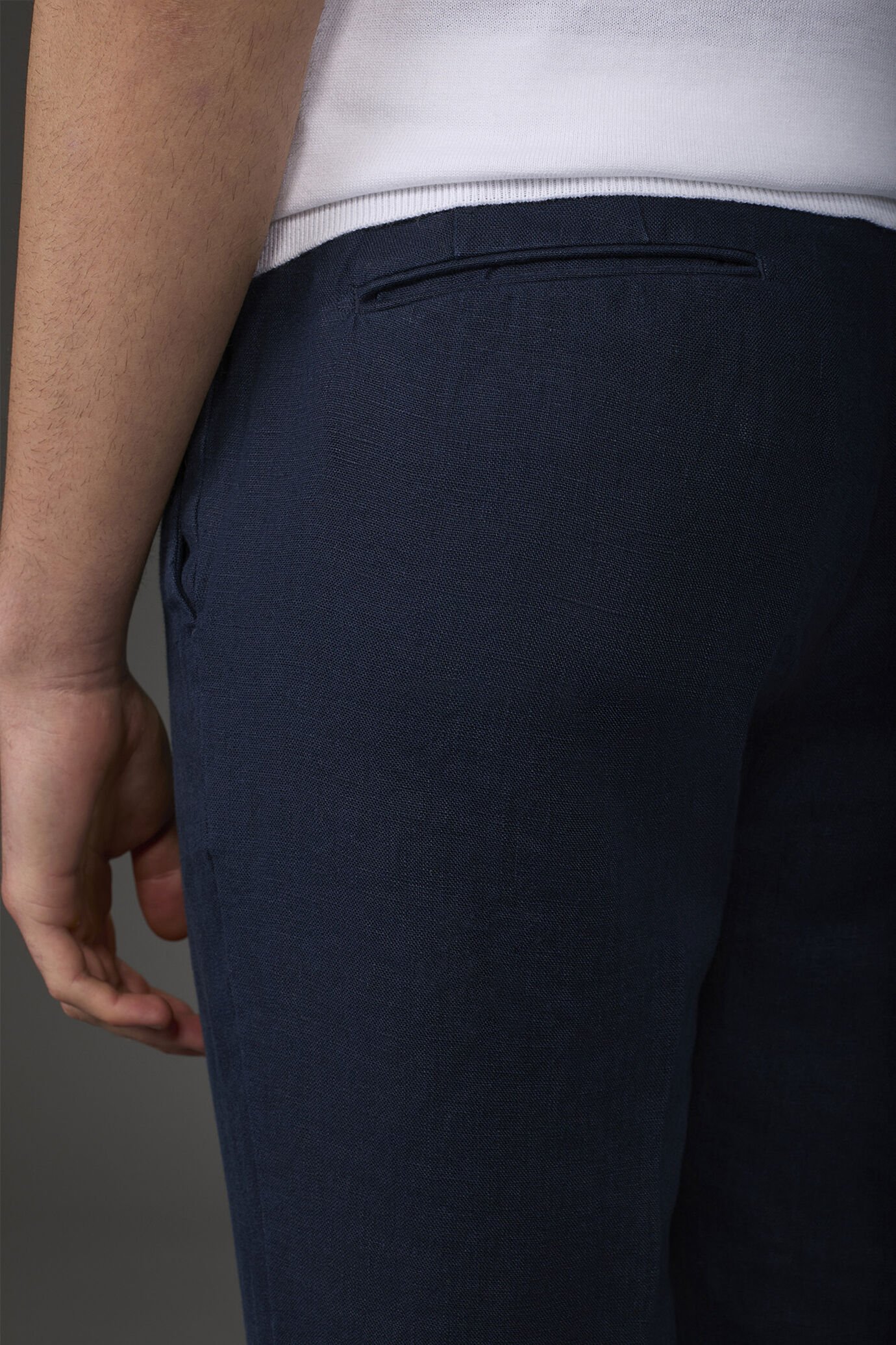 Herrenhose mit 100% Leinen zwei kleinen Bügelfalten und verdeckter Knopfleiste image number 3