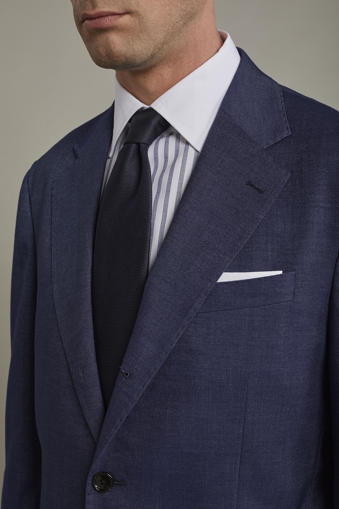 Men's single-breasted three-button regular fit suit image number 3