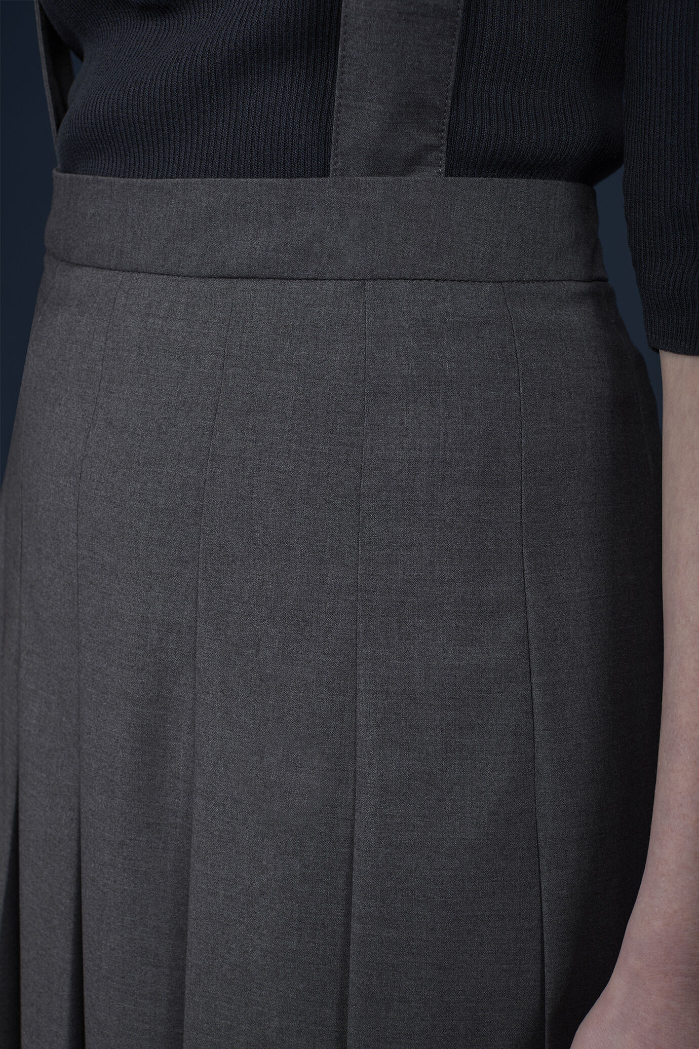 Long pleated skirt with removable straps in single colour image number 4