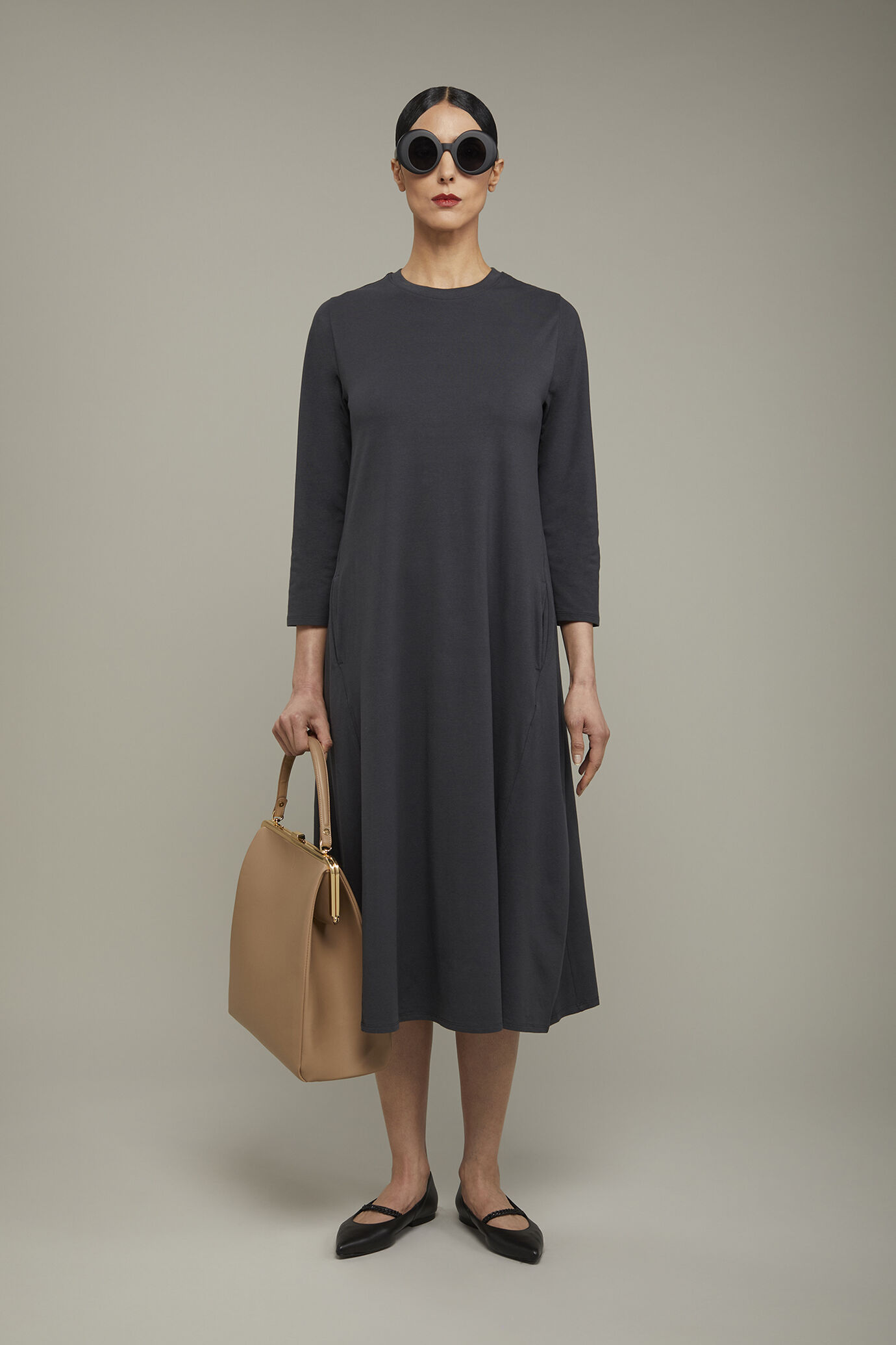 Midikleid mit Rundhalsausschnitt und langen Ärmeln aus Stretch-Baumwolljersey in normaler Passform image number 0