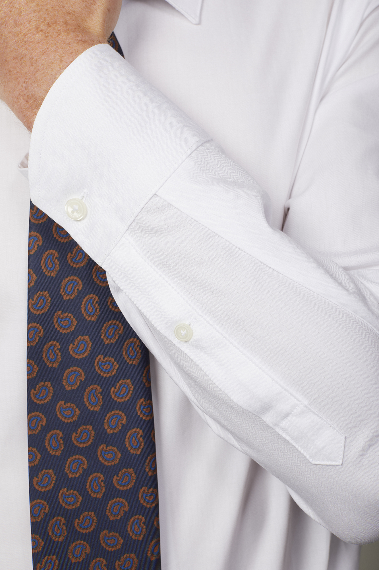 Einfarbiges Herrenhemd mit klassischem Kragen aus 100 % Baumwolle mit Fischgrätmuster in normaler Passform image number null