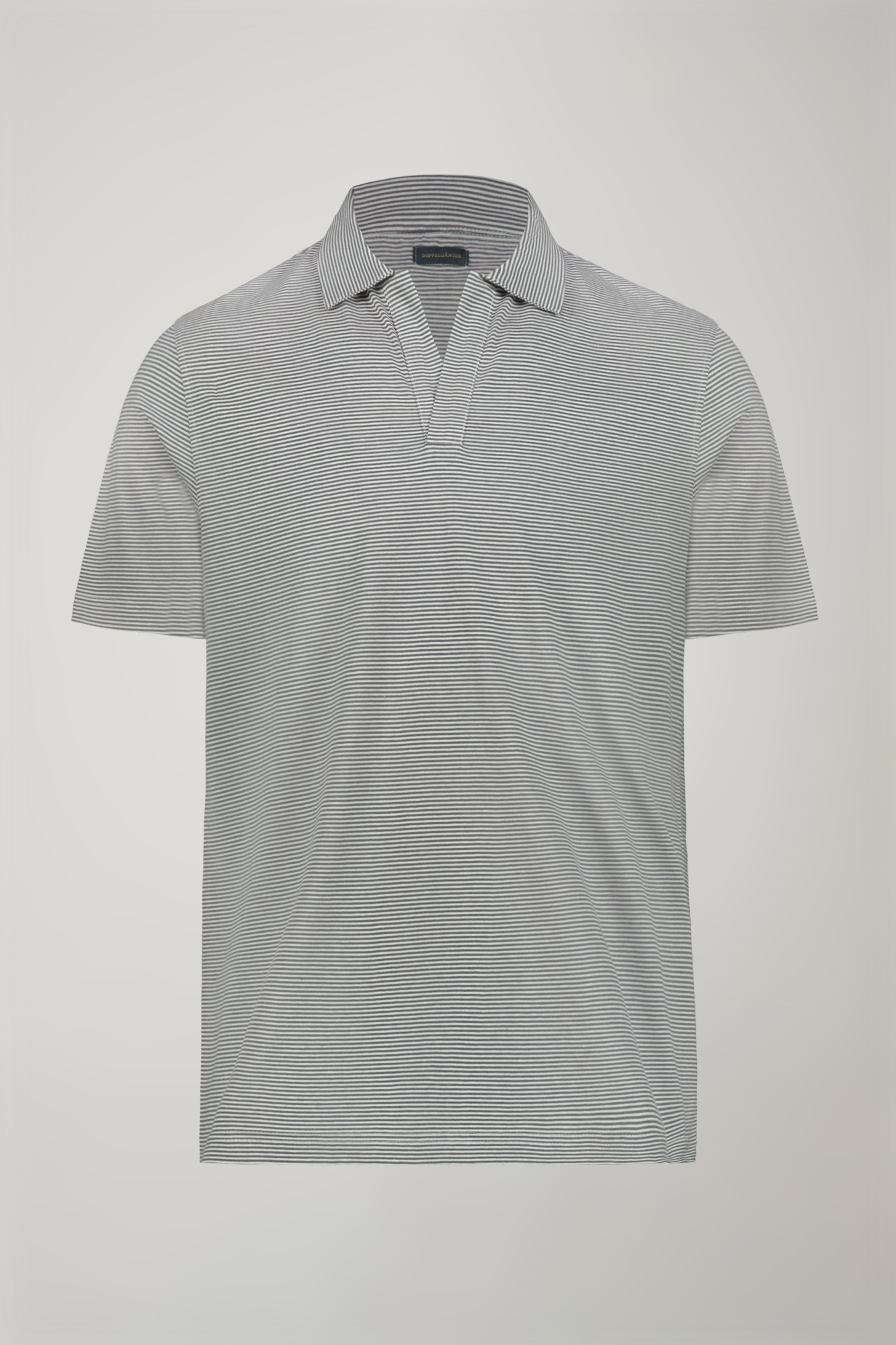 Kurzärmeliges Herren-Poloshirt mit knopflosem Derby-Kragen aus 100 % Baumwolle mit feinen Streifen in normaler Passform image number null