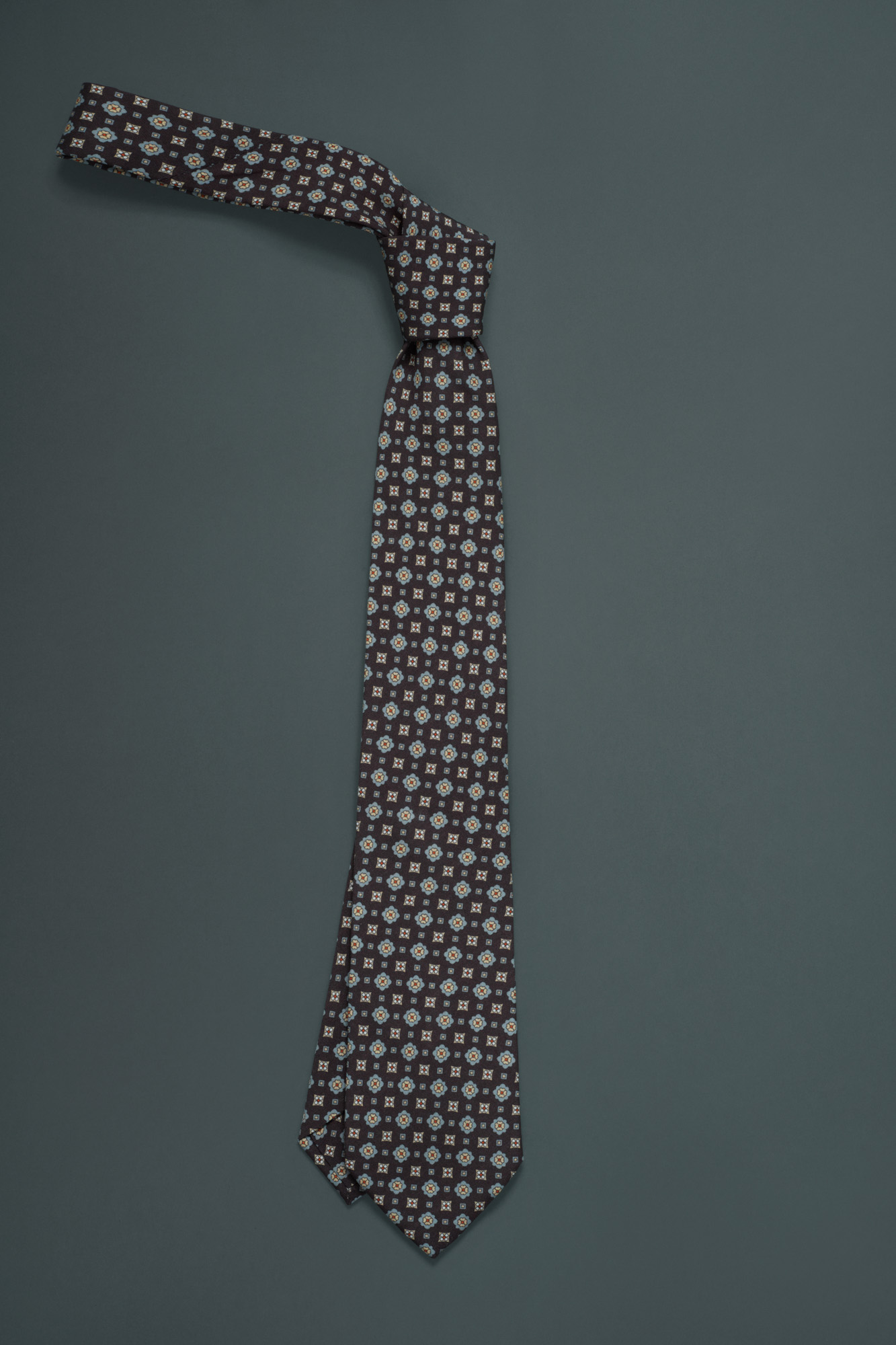 Cravatta uomo con stampa geometrica e floreale a contrasto image number null