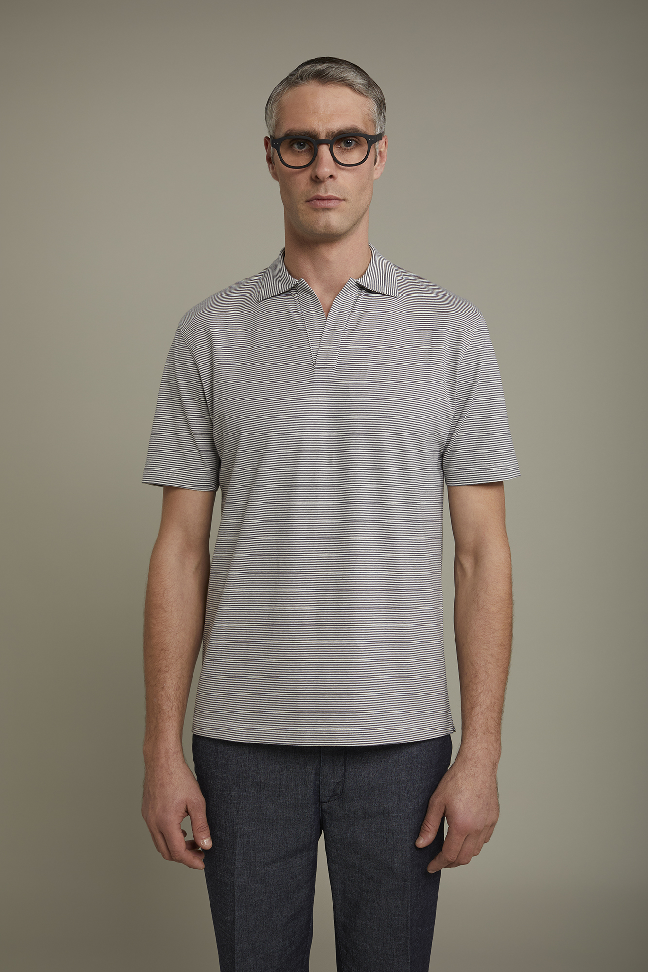 Kurzärmeliges Herren-Poloshirt mit knopflosem Derby-Kragen aus 100 % Baumwolle mit feinen Streifen in normaler Passform image number null