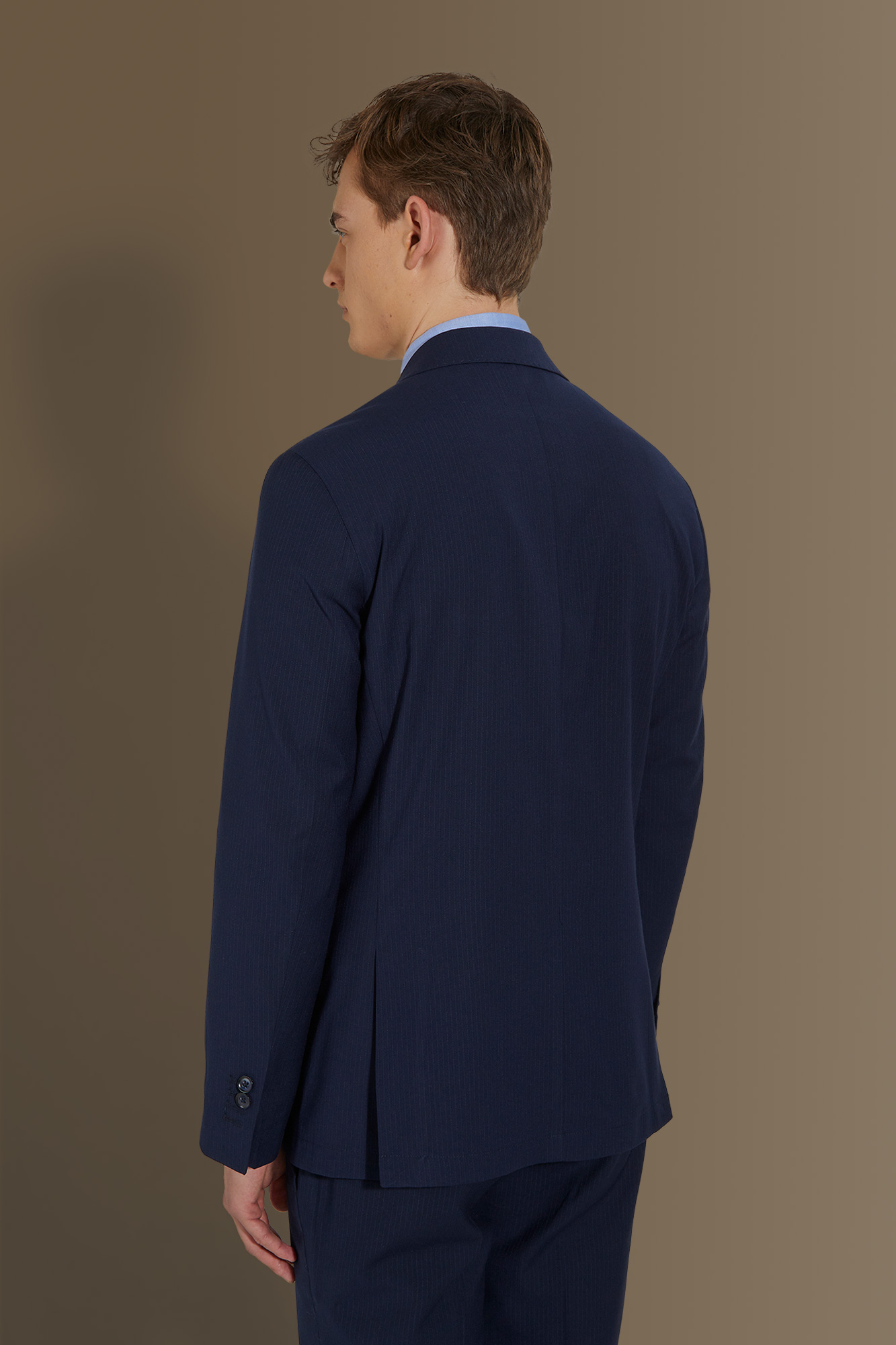 Abito monopetto uomo con pantalone senza pinces tessuto dal disegno gessato image number null