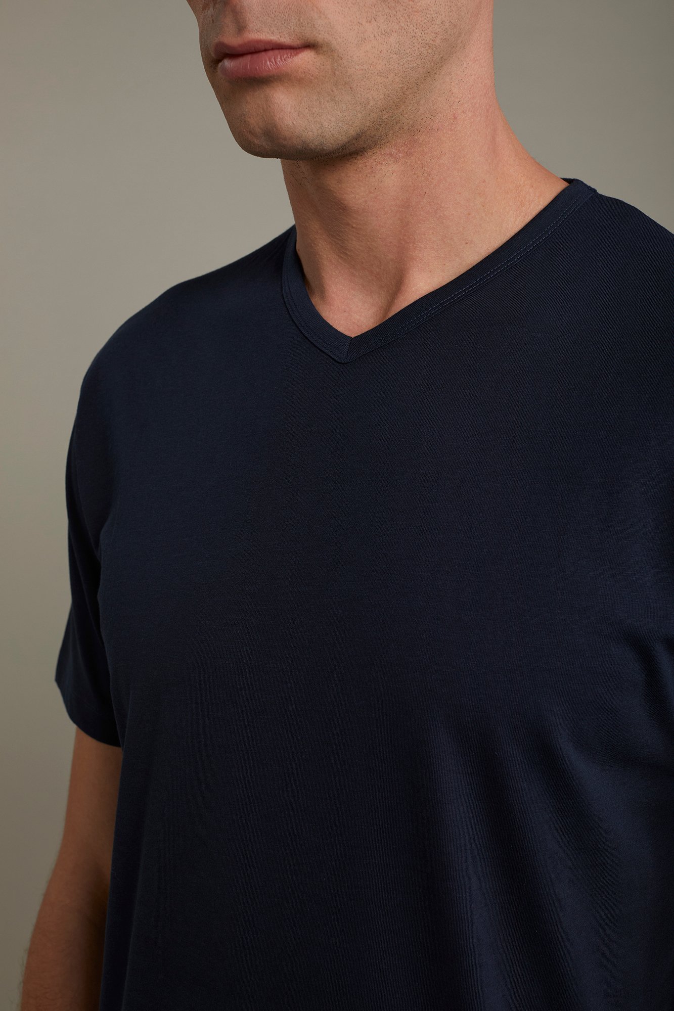 Herren-T-Shirt mit V-Ausschnitt aus 100 % Baumwolljersey in normaler Passform image number null