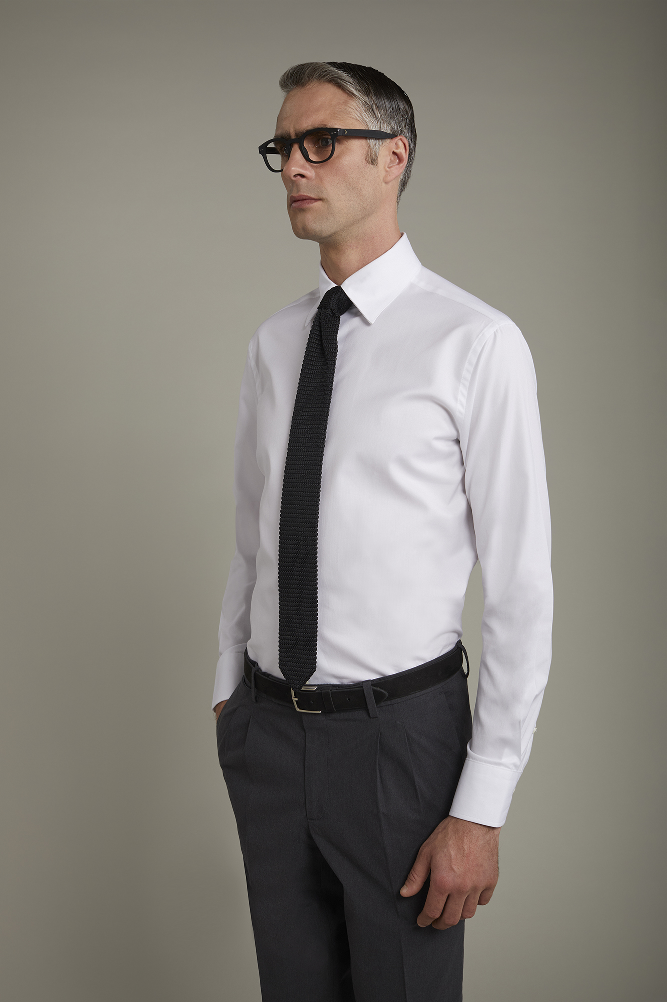 Einfarbiges, durchgefärbtes Herrenhemd mit klassischem Kragen aus 100 % gebundener Baumwolle in normaler Passform image number null