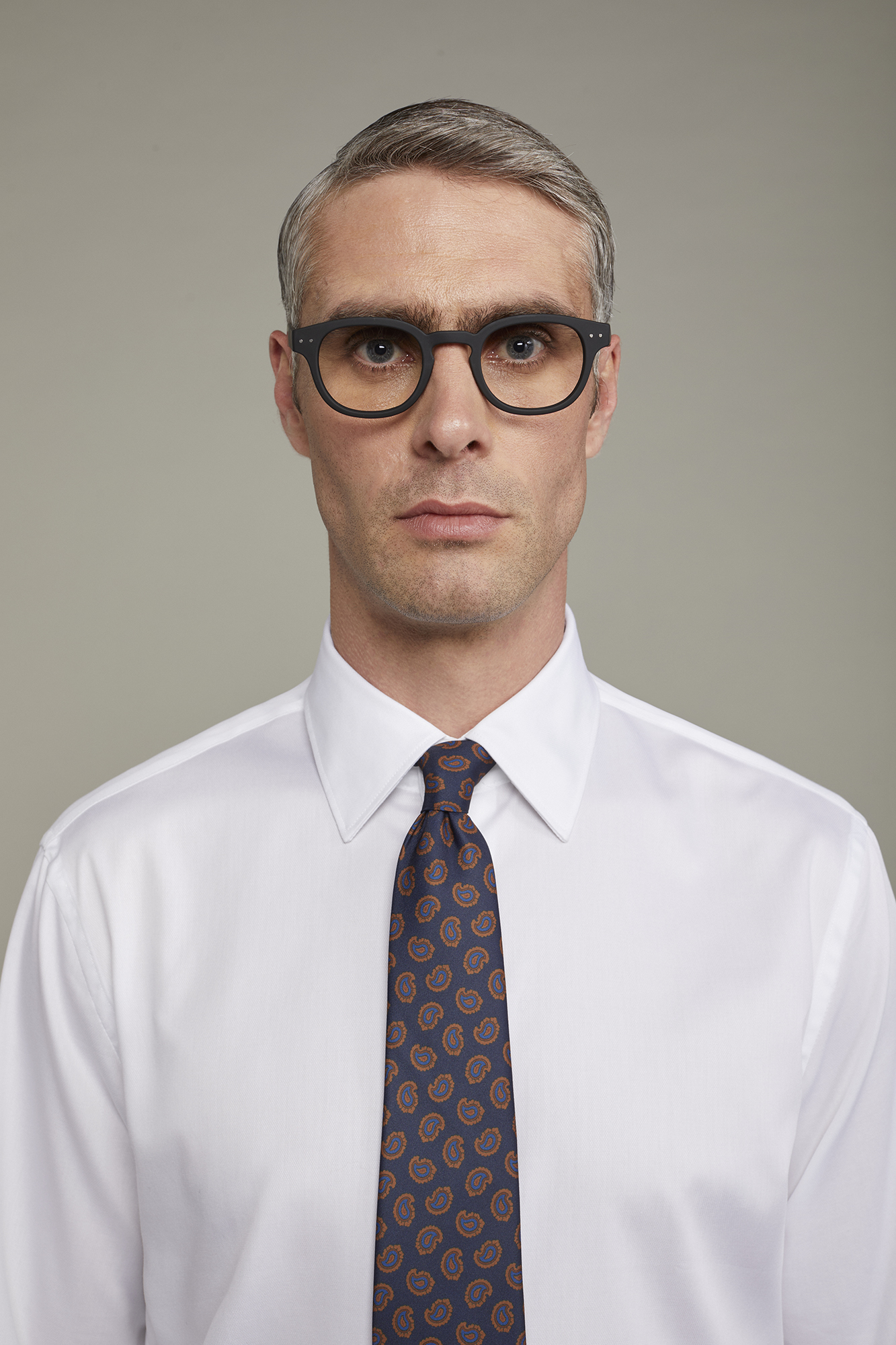 Einfarbiges Herrenhemd mit klassischem Kragen aus 100 % gebundener Baumwolle in normaler Passform image number null
