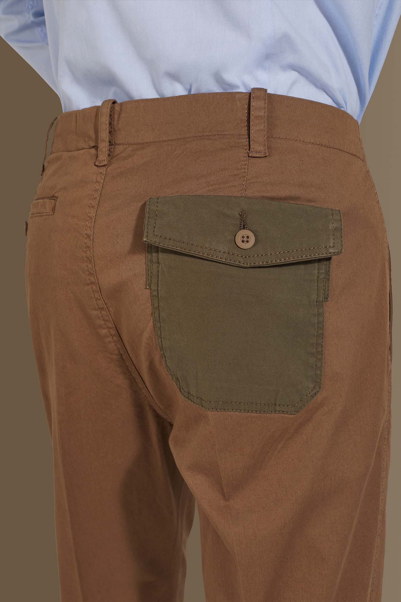 Pantalone uomo con tasca a toppa dietro in contrasto colore image number null