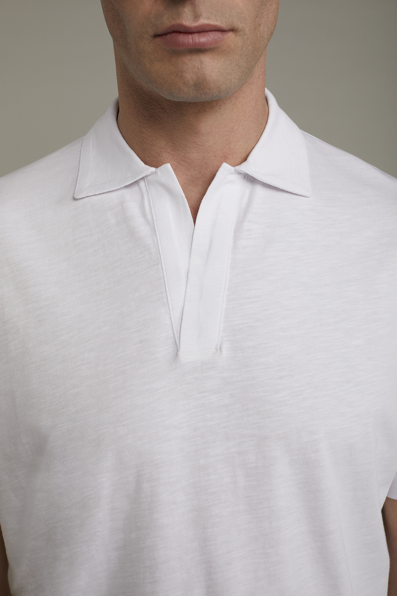 Kurzärmeliges Herren-Poloshirt mit knopflosem Derby-Kragen aus reiner Baumwolle in normaler Passform image number null