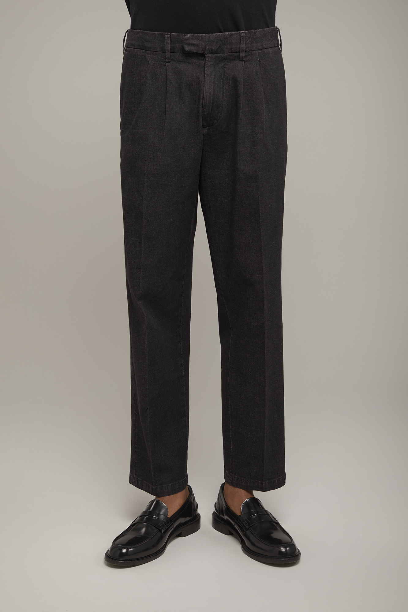 Pantalone tecnico uomo con doppia pinces tessuto denim leggero comfort fit image number null